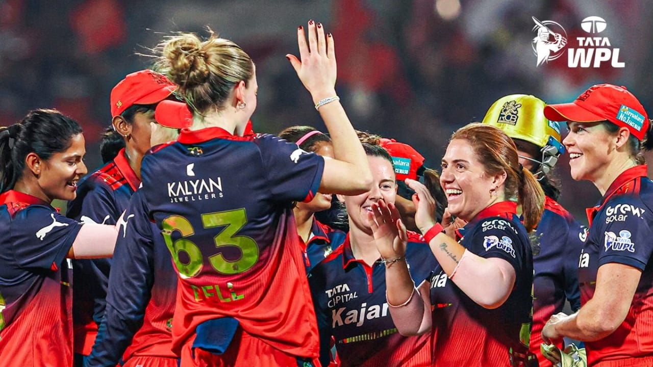 ಈ ಪಂದ್ಯದಲ್ಲಿ ಆರಂಭದಿಂದಲೂ ಯುಪಿ ಬ್ಯಾಟಿಂಗ್ ವಿಭಾಗವನ್ನು ಕಾಡಿದ ಆರ್​ಸಿಬಿ ಬೌಲರ್​ಗಳು 50 ರನ್​ಗಳ ಒಳಗೆ ತಂಡದ ಪ್ರಮುಖ 5 ವಿಕೆಟ್ ಉರುಳಿಸಿದರು. ಇದಕ್ಕೆ ಪೂರಕವಾಗಿ ಈ ಪಂದ್ಯದಲ್ಲಿ ಸತತ ಮೂರು ಎಸೆತಗಳಲ್ಲಿ ಮೂರು ವಿಕೆಟ್‌ಗಳು ಪತನಗೊಂಡವು. ಆದರೆ ಈ ಬಾರಿ ಹ್ಯಾಟ್ರಿಕ್ ಸಾಧಿಸಲಾಗಲಿಲ್ಲ. ಇದಕ್ಕೆ ಕಾರಣ ಏನೆಂದರೆ?