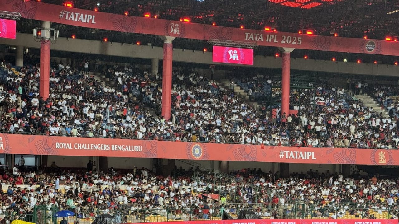 ವಾಸ್ತವವಾಗಿ ಕಳೆದ ವರ್ಷ ಅಂದರೆ 2025 ರಲ್ಲಿ ಆರ್​ಸಿಬಿ ಸಂಭ್ರಮಾಚರಣೆಯಲ್ಲಿ ಉಂಟಾದ ಕಾಲ್ತುಳಿತದಿಂದ 11 ಅಮಾಯಕರು ಪ್ರಾಣಬಿಟ್ಟಿದ್ದರು. ಆ ಬಳಿಕ ಚಿನ್ನಸ್ವಾಮಿ ಕ್ರೀಡಾಂಗಣದಲ್ಲಿ ಇದುವರೆಗೆ ಯಾವುದೇ ಪಂದ್ಯಗಳು ನಡೆದಿಲ್ಲ. ಇದೀಗ ಮುಂಬರುವ ಐಪಿಎಲ್ ಪಂದ್ಯಗಳು ಚಿನ್ನಸ್ವಾಮಿ ಮೈದಾನದಲ್ಲಿ ನಡೆಯುವುದು ಅನುಮಾನ ಎನ್ನಲಾಗುತ್ತಿದೆ.