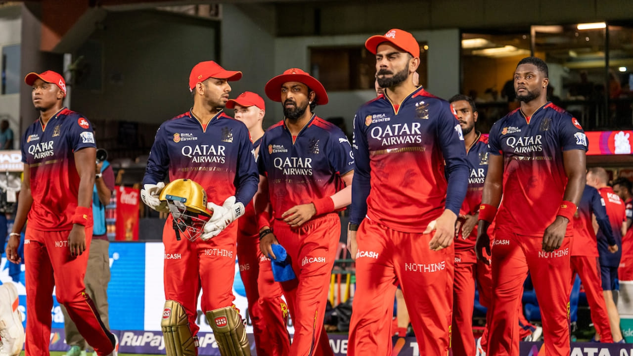 ಹಾಲಿ ಚಾಂಪಿಯನ್ ರಾಯಲ್ ಚಾಲೆಂಜರ್ಸ್ ಬೆಂಗಳೂರು ತಂಡ ತನ್ನ ತವರು ಪಂದ್ಯಗಳನ್ನು ಚಿನ್ನಸ್ವಾಮಿ ಕ್ರೀಡಾಂಗಣದಲ್ಲಿ ಆಡುತ್ತಾದೋ ಇಲ್ಲವೋ ಎಂಬುದರ ಇದೀಗ ಮತ್ತೊಂದು ತಾಜಾ ಸುದ್ದಿಯೊಂದು ಹೊರಬಿದ್ದಿದೆ. ಅದೆನೇಂದರೆ ಈ ಬಾರಿಯ ಐಪಿಎಲ್ ಆರಂಭಕ್ಕೂ ಮುನ್ನವೇ ಆರ್​ಸಿಬಿ ಫ್ರಾಂಚೈಸಿಗೆ ಹೊಸ ಮಾಲೀಕ ಸಿಗುವುದು ಖಚಿತವಾಗಿದೆ.