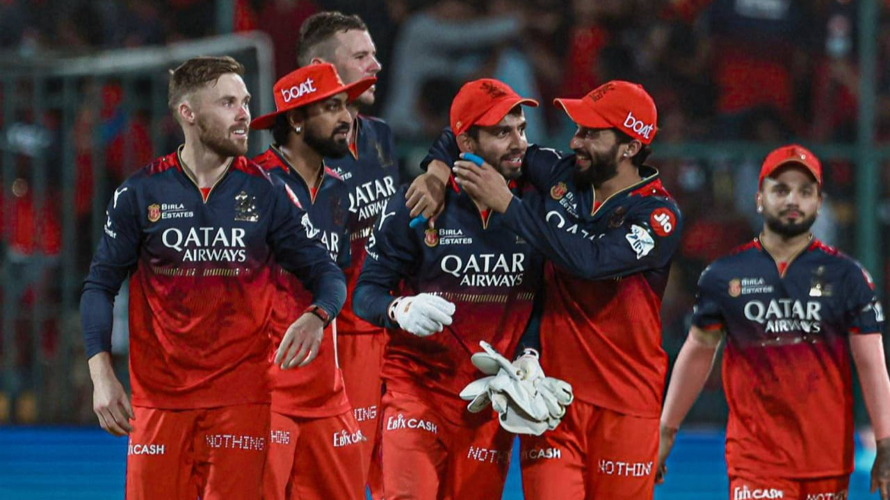 ಗಾಯದಿಂದ ಬಳಲುತ್ತಿರುವ ನಾಲ್ವರು ಆರ್ಸಿಬಿ ಆಟಗಾರರಲ್ಲಿ ಫಿಲ್ ಸಾಲ್ಟ್, ರಜತ್ ಪಾಟಿದಾರ್, ಜೋಶ್ ಹ್ಯಾಜಲ್ವುಡ್ ಮತ್ತು ಟಿಮ್ ಡೇವಿಡ್ ಸೇರಿದ್ದಾರೆ. ಈ ನಾಲ್ವರು ಆರ್ಸಿಬಿ ತಂಡದ ಪ್ರಮುಖ ಆಟಗಾರರಾಗಿದ್ದು, ಏಕಾಂಗಿಯಾಗಿ ತಂಡವನ್ನು ಗೆಲ್ಲಿಸುವ ಸಾಮರ್ಥ್ಯವನ್ನು ಹೊಂದಿದ್ದಾರೆ. ಆದ್ದರಿಂದ, ಈ ನಾಲ್ವರು ಇಂಜುರಿ ಆರ್ಸಿಬಿ ತಂಡವನ್ನು ಚಿಂತೆಗೀಡುಮಾಡಿದೆ.