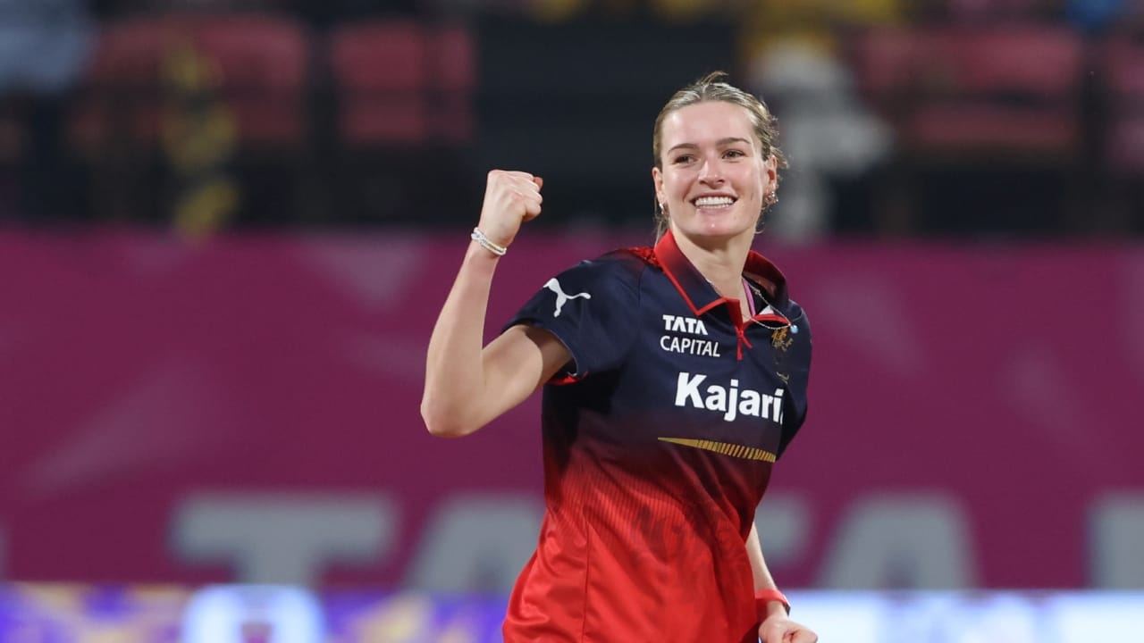 ಜನವರಿ 12, ಸೋಮವಾರ ನವಿ ಮುಂಬೈನ ಡಿವೈ ಪಾಟೀಲ್ ಕ್ರೀಡಾಂಗಣದಲ್ಲಿ ನಡೆದ ಈ ಡಬ್ಲ್ಯೂಪಿಎಲ್ 2026 ಪಂದ್ಯದಲ್ಲಿ, ಸ್ಮೃತಿ ಮಂಧಾನ ನಾಯಕತ್ವದ ಬೆಂಗಳೂರು ತಂಡ ಮೊದಲು ಬೌಲಿಂಗ್ ಮಾಡಿತು. ಮತ್ತೊಮ್ಮೆ, ಇಂಗ್ಲೆಂಡ್‌ನ ಸ್ಟಾರ್ ವೇಗಿ ಲಾರೆನ್ ಬೆಲ್ ಇನ್ನಿಂಗ್ಸ್‌ನ ಮೂರನೇ ಓವರ್‌ನಲ್ಲಿ ತಮ್ಮ ಮೊದಲ ವಿಕೆಟ್ ಪಡೆದರು.