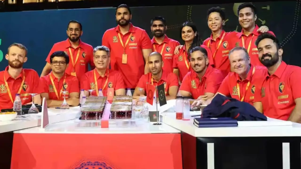 ಇದೆಲ್ಲದರ ನಡುವೆ ಆರ್​ಸಿಬಿ ಫ್ರಾಂಚೈಸಿ ತನ್ನ ತವರು ಮೈದಾನಗಳನ್ನು ನಡೆಸಲು ಎರಡು ಮೈದಾನಗಳನ್ನು ಆಯ್ಕೆ ಮಾಡಿದೆ ಎಂತಲೂ ವರದಿಯಾಗಿತ್ತು. ಇದೀಗ ಇದೆಲ್ಲದರ ನಡುವೆ ಆರ್​ಸಿಬಿ ಫ್ರಾಂಚೈಸಿ ಚಿನ್ನಸ್ವಾಮಿ ಮೈದಾನದಲ್ಲಿ ತವರು ಪಂದ್ಯಗಳನ್ನು ನಡೆಸಲು ಉತ್ಸುಕತೆ ತೋರಿದೆ. ಆದರೆ ಪಂದ್ಯಗಳು ನಡೆಯಬೇಕೆಂದರೆ ಕೆಲವು ಷರತ್ತುಗಳನ್ನು ಪೂರ್ಣಗೊಳಿಸುವಂತೆ ಕೆಎಸ್​ಸಿಎ ಬಳಿ ಕೇಳಿದೆ.
