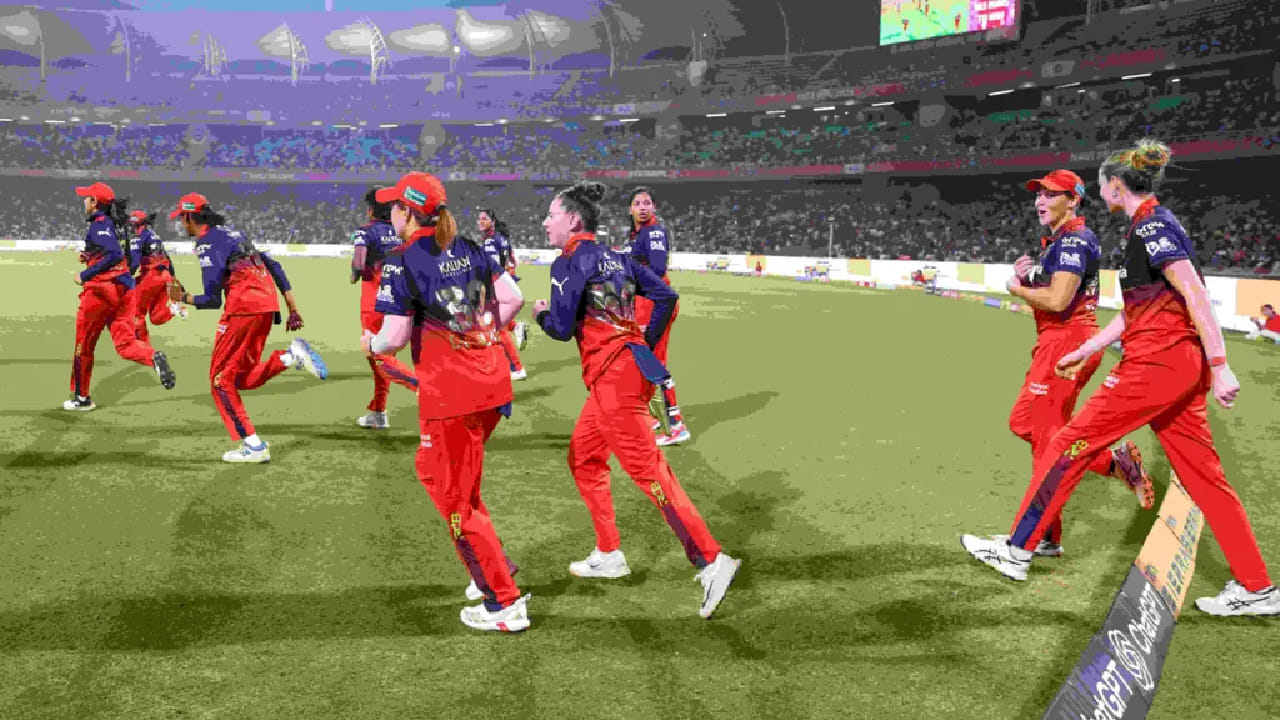 ಇತ್ತ ಮೊದಲ ಸ್ಥಾನದಲ್ಲಿರುವ ರಾಯಲ್ ಚಾಲೆಂಜರ್ಸ್ ಬೆಂಗಳೂರು ತಂಡವು ಮುಂದಿನ 4 ಪಂದ್ಯಗಳಲ್ಲಿ 2 ಗೆಲುವು ದಾಖಲಿಸಿದರೆ 12 ಅಂಕಗಳನ್ನು ಪಡೆಯಲಿದೆ. ಈ ಮೂಲಕ ಟಾಪ್-2 ನಲ್ಲಿ ತನ್ನ ಸ್ಥಾನವನ್ನು ಖಚಿತಪಡಿಸಿಕೊಳ್ಳಲಿದೆ. ಇನ್ನು 4 ರಲ್ಲಿ 3 ಮ್ಯಾಚ್ ಗೆದ್ದರೆ ಅಗ್ರಸ್ಥಾನದೊಂದಿಗೆ ನೇರವಾಗಿ ಫೈನಲ್​​ಗೆ ಪ್ರವೇಶಿಸಲಿದೆ. ಹೀಗಾಗಿ ಆರ್​ಸಿಬಿ ತಂಡವು 14 ಅಂಕಗಳೊಂದಿಗೆ ನೇರವಾಗಿ ಫೈನಲ್​ಗೆ ಪ್ರವೇಶಿಸುವುದನ್ನು ಎದುರು ನೋಡಬಹುದು.