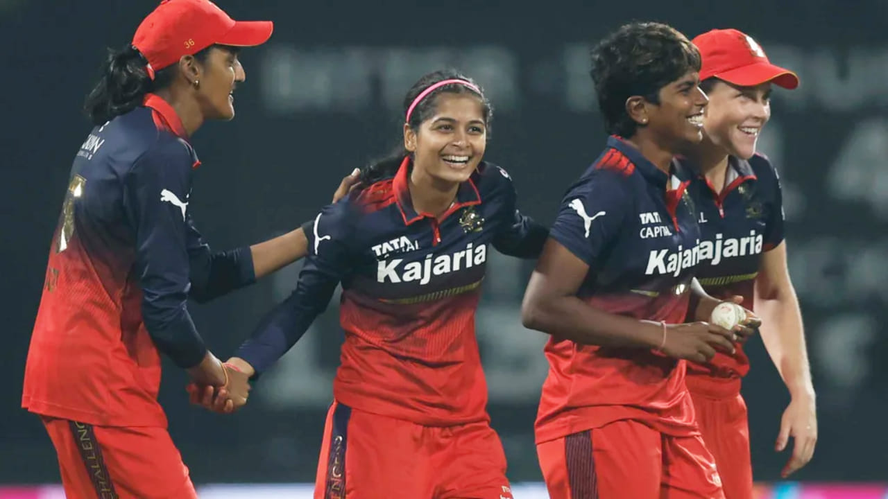 ರಾಯಲ್ ಚಾಲೆಂಜರ್ಸ್ ಬೆಂಗಳೂರು ತಂಡವು 2025 ರಲ್ಲಿ ಆಡಿದ ಕೊನೆಯ ಪಂದ್ಯದಲ್ಲಿ ಜಯ ಸಾಧಿಸಿತ್ತು. ಇದೀಗ ಬ್ಯಾಕ್ ಟು ಬ್ಯಾಕ್ 5 ಪಂದ್ಯಗಳಲ್ಲಿ ಗೆಲುವು ದಾಖಲಿಸಿದೆ. ಈ ಮೂಲಕ ಮುಂಬೈ ಇಂಡಿಯನ್ಸ್ ತಂಡದ ದಾಖಲೆಯನ್ನು ‌ಮುರಿದಿದೆ.