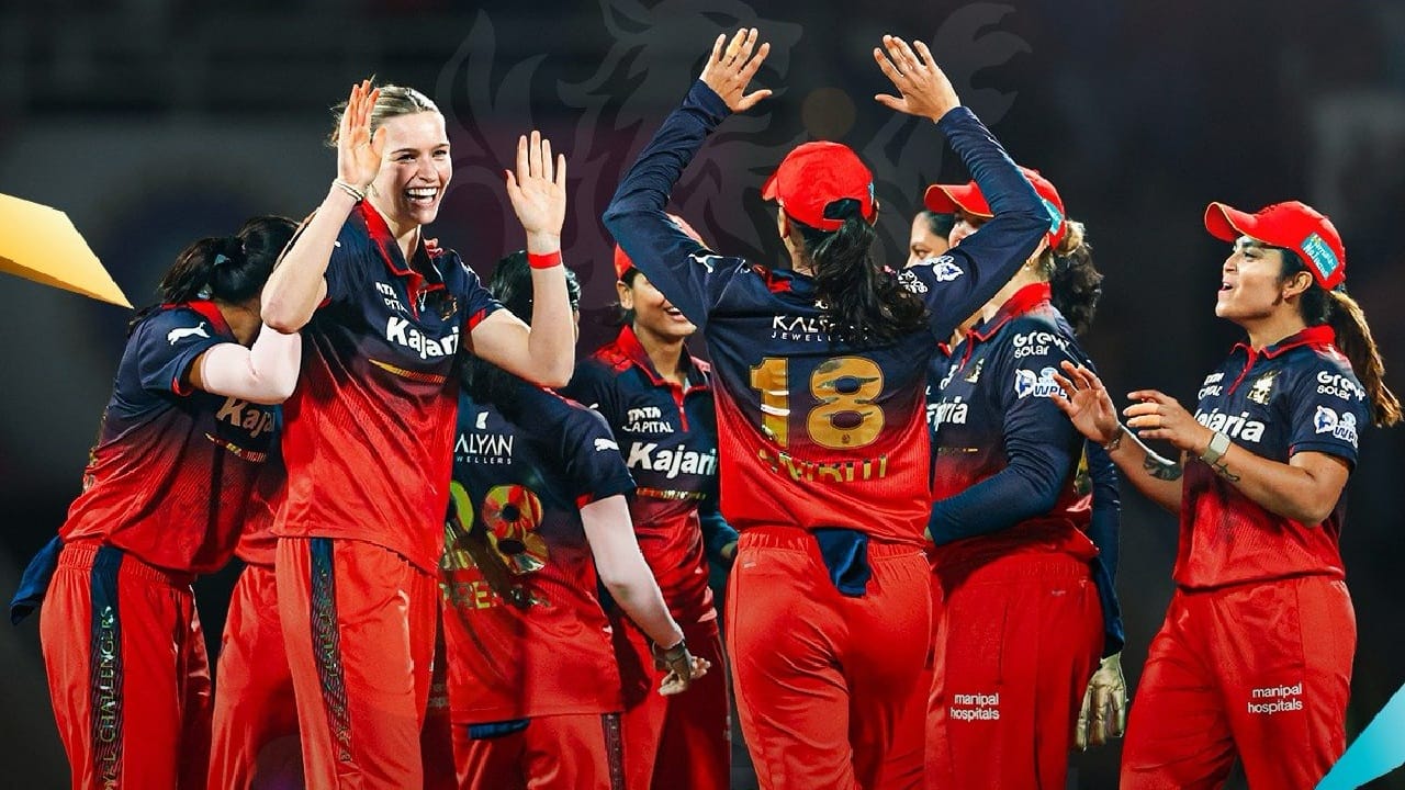 WPL 2026: ವುಮೆನ್ಸ್ ಪ್ರೀಮಿಯರ್ ಲೀಗ್​ನಲ್ಲಿ ರಾಯಲ್ ಚಾಲೆಂಜರ್ಸ್ ಬೆಂಗಳೂರು (RCB) ತಂಡದ ಗೆಲುವಿನ ನಾಗಾಲೋಟ ಮುಂದುವರೆದಿದೆ. ಈವರೆಗೆ ಆಡಿದ 4 ಮ್ಯಾಚ್​ಗಳಲ್ಲೂ ಭರ್ಜರಿ ಜಯ ಸಾಧಿಸಿರುವ ಆರ್​ಸಿಬಿ ತಂಡವು ಅಂಕ ಪಟ್ಟಿಯಲ್ಲಿ ಅಗ್ರಸ್ಥಾನವನ್ನು ಅಲಂಕರಿಸಿದೆ. ಅದು ಕೂಡ +1.600 ನೆಟ್ ರನ್​ ರೇಟ್​ನೊಂದಿಗೆ.
