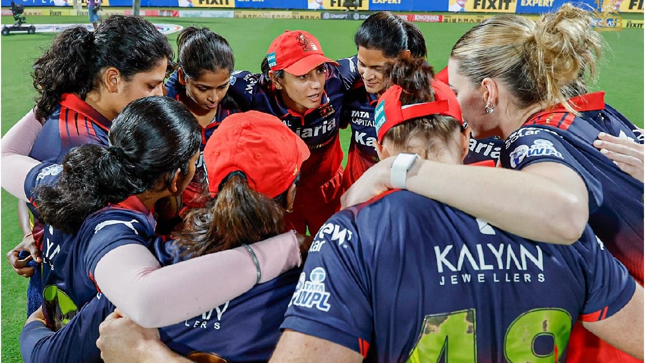 WPL 2026: ವುಮೆನ್ಸ್ ಪ್ರೀಮಿಯರ್ ಲೀಗ್​ ಸೀಸನ್-4 ರಲ್ಲಿ ಕೇವಲ 5 ಪಂದ್ಯಗಳ ಮೂಲಕ ರಾಯಲ್ ಚಾಲೆಂಜರ್ಸ್ ಬೆಂಗಳೂರು (RCB) ತಂಡ ಪ್ಲೇಆಫ್​ಗೆ ಪ್ರವೇಶಿಸಿದೆ. ಆಡಿರುವ ಐದು ಮ್ಯಾಚ್​ಗಳಲ್ಲೂ ಗೆಲ್ಲುವ ಮೂಲಕ ಆರ್​ಸಿಬಿ ಪಡೆ ಒಟ್ಟು 10 ಅಂಕಗಳನ್ನು ಪಡೆದಿದ್ದು, ಈ ಮೂಲಕ ಟಾಪ್-3 ನಲ್ಲಿ ತನ್ನ ಸ್ಥಾನವನ್ನು ಭದ್ರಪಡಿಸಿಕೊಂಡಿದೆ.