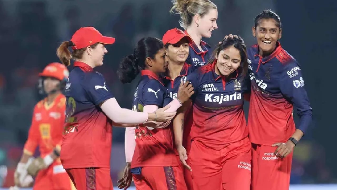 ಆರ್​ಸಿಬಿ ತಂಡವು ಯುಪಿ ವಾರಿಯರ್ಸ್ ವಿರುದ್ಧ ಕನಿಷ್ಠ 60 ರನ್​ಗಳ ಅಂತರದಿಂದ ಸೋತರೆ, ಅತ್ತ ಗುಜರಾತ್ ಜೈಂಟ್ಸ್ ತಂಡವು ಮುಂಬೈ ಇಂಡಿಯನ್ಸ್ ವಿರುದ್ಧ 160 ರನ್​ಗಳ ಅಂತರದಿಂದ ಗೆಲ್ಲಬೇಕು. ಅಂದರೆ ಮಾತ್ರ ಆರ್​ಸಿಬಿ ತಂಡವನ್ನು ಹಿಂದಿಕ್ಕಿ ನೆಟ್ ರನ್ ರೇಟ್ ಮೂಲಕ ಗುಜರಾತ್ ಜೈಂಟ್ಸ್ ತಂಡಕ್ಕೆ ಅಗ್ರಸ್ಥಾನಕ್ಕೇರಲು ಅವಕಾಶ ದೊರೆಯಲಿದೆ.