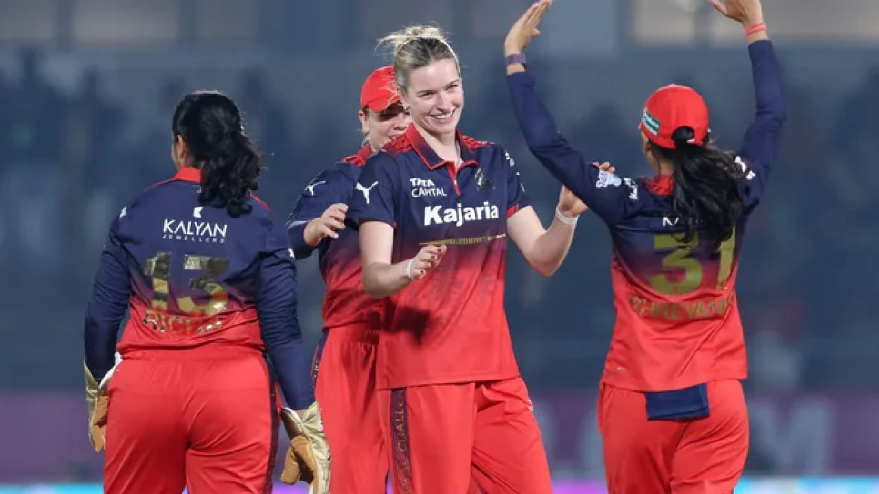 ಇದೀಗ ಎರಡು ಪಂದ್ಯಗಳಲ್ಲಿ ಸೋತಿರುವ ರಾಯಲ್ ಚಾಲೆಂಜರ್ಸ್ ಬೆಂಗಳೂರು ತಂಡವು ಮುಂದಿನ ಪಂದ್ಯದಲ್ಲಿ ಗೆಲ್ಲಲೇಬೇಕಾದ ಅನಿವಾರ್ಯತೆ ಎದುರಾಗಿದೆ. ಅಂದರೆ ತನ್ನ ಕೊನೆಯ ಲೀಗ್​ ಪಂದ್ಯದಲ್ಲಿ ಗೆದ್ದರೆ ಮಾತ್ರ ಆರ್​ಸಿಬಿ ತಂಡವು ನೇರವಾಗಿ ಫೈನಲ್​ಗೆ ಪ್ರವೇಶಿಸಲಿದೆ.