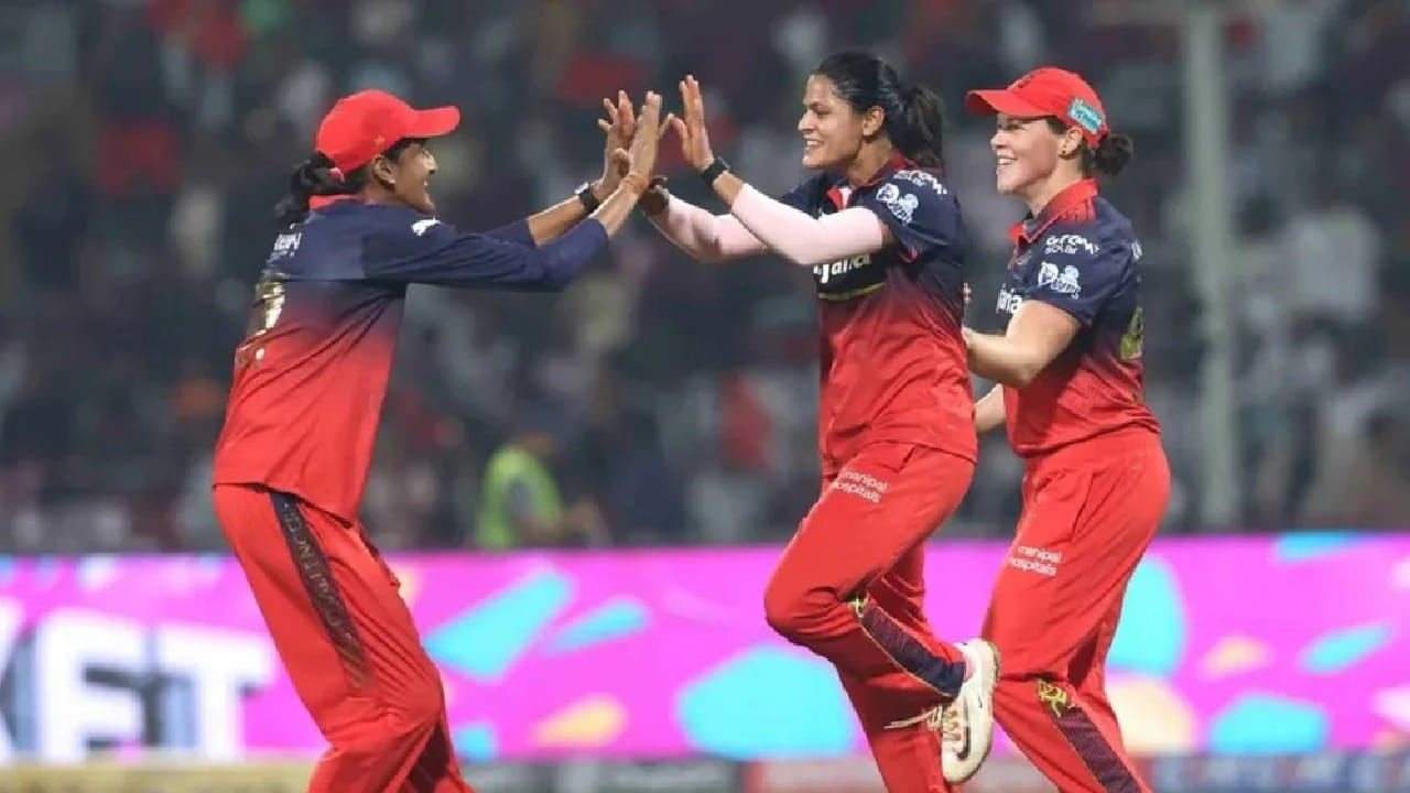 ಅಂದರೆ ಡೆಲ್ಲಿ ಕ್ಯಾಪಿಟಲ್ಸ್ ವಿರುದ್ಧ ಆರ್​ಸಿಬಿ ತಂಡವು ಗೆಲುವು ದಾಖಲಿಸಿದ್ದರೆ ನೇರವಾಗಿ ಫೈನಲ್​ಗೇರಬಹುದಿತ್ತು. ಆದರೆ ಇದೀಗ ಸೋತಿರುವ ರಾಯಲ್ ಚಾಲೆಂಜರ್ಸ್ ಬೆಂಗಳೂರು ತಂಡಕ್ಕೆ ಮುಂದಿನ ಎರಡು ಪಂದ್ಯಗಳಲ್ಲಿ ಒಂದು ಗೆಲುವು ಅನಿವಾರ್ಯವಾಗಿ ಮಾರ್ಪಟ್ಟಿದೆ.