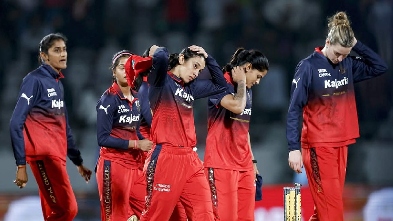 ಈ ಸೋಲುಗಳ ಹೊರತಾಗಿಯೂ ಆರ್​ಸಿಬಿ ತಂಡಕ್ಕೆ ನೇರವಾಗಿ ಫೈನಲ್​ಗೇರಲು ಇನ್ನೊಂದು ಅವಕಾಶವಿದೆ. ಅದರಂತೆ ಇಂದು (ಜ.29) ನಡೆಯಲಿರುವ ಯುಪಿ ವಾರಿಯರ್ಸ್ ವಿರುದ್ಧದ ಪಂದ್ಯದಲ್ಲಿ ಗೆದ್ದರೆ ರಾಯಲ್ ಚಾಲೆಂಜರ್ಸ್ ಬೆಂಗಳೂರು ತಂಡವು 12 ಅಂಕಗಳೊಂದಿಗೆ ಫೈನಲ್​ಗೆ ಅರ್ಹತೆ ಪಡೆಯಲಿದೆ.