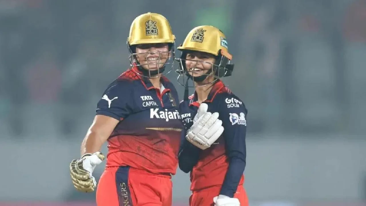 ಅದರಲ್ಲೂ ರಿಚಾ ಘೋಷ್ ಸ್ಫೋಟಕ ಬ್ಯಾಟಿಂಗ್​ನೊಂದಿಗೆ 90 ರನ್​ ಸಿಡಿಸಿದ್ದರು. ಈ ಮೂಲಕ ಆರ್​ಸಿಬಿ ತಂಡವು 20 ಓವರ್​ಗಳಲ್ಲಿ 184 ರನ್​ಗಳಿಸಿ 15 ರನ್​ಗಳಿಂದ ವಿರೋಚಿತವಾಗಿ ಸೋಲೊಪ್ಪಿಕೊಂಡಿತು. ಈ ಸೋಲಿನ ಹೊರತಾಗಿಯೂ ಆರ್​ಸಿಬಿ ತಂಡದ ಹೆಸರಿಗೆ ವಿಶೇಷ ದಾಖಲೆ ಸೇರ್ಪಡೆಯಾಗಿದೆ.