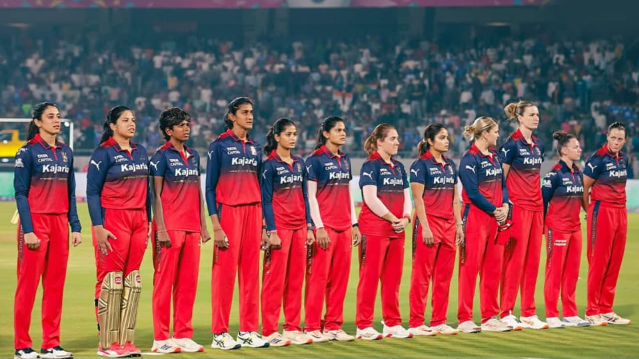 ಆದರೆ ಬಲಿಷ್ಠ ಮುಂಬೈ ಇಂಡಿಯನ್ಸ್ ವಿರುದ್ಧ ಗುಜರಾತ್ ಜೈಂಟ್ಸ್ ತಂಡಕ್ಕೆ 160 ರನ್​ಗಳ ಅಂತರದ ಗೆಲುವು ಕಷ್ಟಸಾಧ್ಯ. ಹೀಗಾಗಿ ಯುಪಿ ವಾರಿಯರ್ಸ್ ವಿರುದ್ಧ ಸೋತರೂ ಆರ್​ಸಿಬಿ ತಂಡ ನೆಟ್ ರನ್ ರೇಟ್ ಮೂಲಕ ಅಗ್ರಸ್ಥಾನವನ್ನು ಕಾಯ್ದುಕೊಳ್ಳಬಹುದು. ಈ ಮೂಲಕ ಕೂಡ ರಾಯಲ್ ಚಾಲೆಂಜರ್ಸ್ ಬೆಂಗಳೂರು ತಂಡ ಫೈನಲ್​ಗೆ ಅರ್ಹತೆ ಪಡೆಯಲಿದೆ.