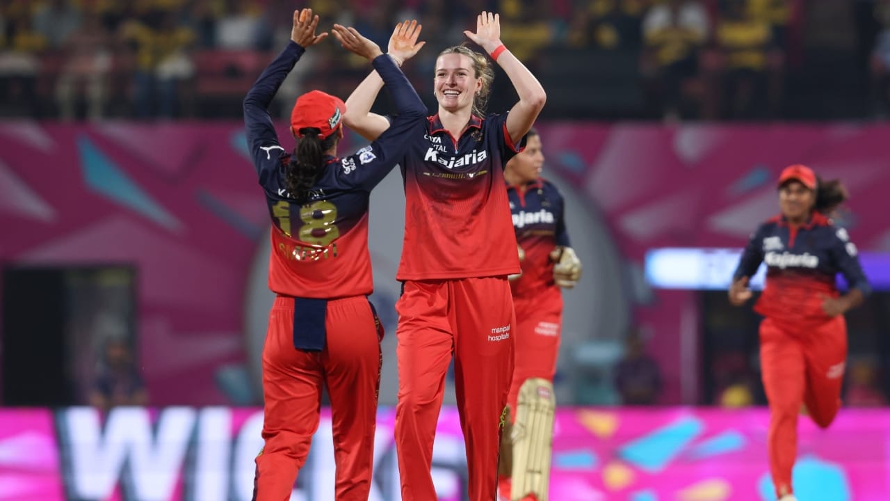 ಆರ್‌ಸಿಬಿಯ ಬಿಗಿಯಾದ ಬೌಲಿಂಗ್‌ನಿಂದಾಗಿ, ಯುಪಿ ವಾರಿಯರ್ಸ್ ಮುಕ್ತವಾಗಿ ರನ್​ಗಳಿಸಲು ಸಾಧ್ಯವಾಗಲಿಲ್ಲ. ಹೀಗಾಗಿ ತಂಡ ಒತ್ತಡಕ್ಕೊಳಗಾಯಿತು. ಇದರ ಪರಿಣಾಮವಾಗಿ ತಂಡದ ನಾಯಕಿ ಮೆಗ್ ಲ್ಯಾನಿಂಗ್ ಸೇರಿದಂತೆ ಬ್ಯಾಟಿಂಗ್ ಜೀವಾಳ ಎನಿಸಿಕೊಂಡಿದ್ದ ಪ್ರಮುಖ ಆಟಗಾರ್ತಿಯರು ಒಬ್ಬರ ಹಿಂದೆ ಒಬ್ಬರಂತೆ ಪೆವಿಲಿಯನ್ ಸೇರಿಕೊಂಡರು.