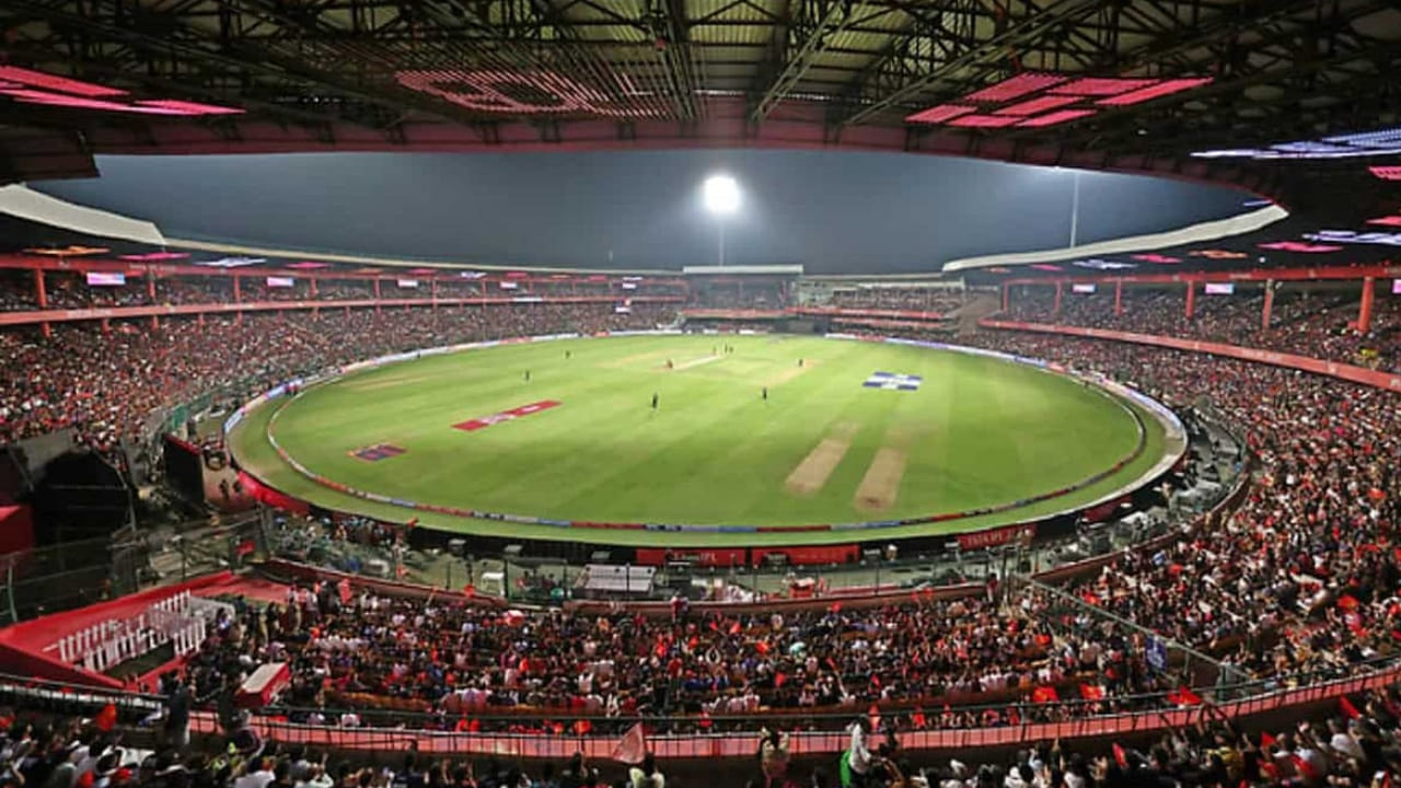 ಜನವರಿ 16 ರಂದು ತನ್ನ ಸೋಶಿಯಲ್ ಮೀಡಿಯಾ ಖಾತೆಯಲ್ಲಿ ಪೋಸ್ಟ್‌ವೊಂದನ್ನು ಹಂಚಿಕೊಂಡಿರುವ ಆರ್​ಸಿಬಿ ಅದರಲ್ಲಿ, ‘ಕ್ರೀಡಾಂಗಣದಲ್ಲಿ 300 ರಿಂದ 350 ಎಐ ಕ್ಯಾಮೆರಾಗಳನ್ನು ಅಳವಡಿಸಲು ಕರ್ನಾಟಕ ರಾಜ್ಯ ಕ್ರಿಕೆಟ್ ಸಂಘದ ಬಳಿ ಔಪಚಾರಿಕವಾಗಿ ಪ್ರಸ್ತಾಪಿಸಲಾಗಿದೆ. ಈ ಕ್ಯಾಮೆರಾಗಳು ಕ್ರೀಡಾಂಗಣ ಮತ್ತು ಅದರ ಸುತ್ತಮುತ್ತಲಿನ ಪ್ರದೇಶಗಳನ್ನು ಮೇಲ್ವಿಚಾರಣೆ ಮಾಡುತ್ತವೆ ಮತ್ತು ಜನಸಂದಣಿಯ ನಿರ್ವಹಣೆಗೆ ಸಹಾಯ ಮಾಡುತ್ತವೆ.