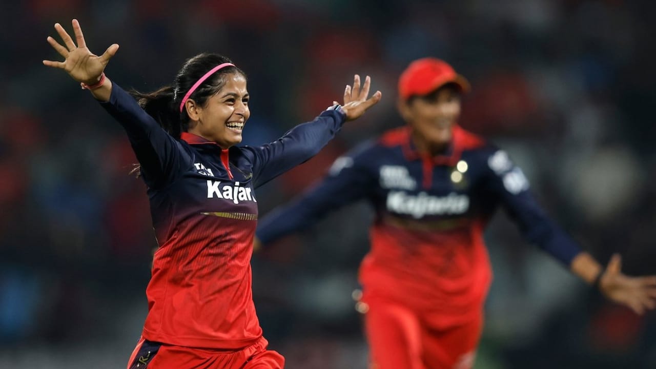 ಎಂಟನೇ ಓವರ್‌ನ ಮೊದಲ ಎಸೆತದಲ್ಲಿ ಶ್ರೇಯಾಂಕ ಪಾಟೀಲ್ ಯುಪಿ ನಾಯಕಿ ಲ್ಯಾನಿಂಗ್ ಅವರನ್ನು ಔಟ್ ಮಾಡಿದರೆ, ಫೋಬೆ ಲಿಚ್‌ಫೀಲ್ಡ್ ಮತ್ತು ಕಿರಣ್ ನವ್‌ಗಿರೆ ಆ ಓವರ್‌ನಲ್ಲಿ ಒಂದು ಸಿಕ್ಸರ್ ಮತ್ತು ಒಂದು ಬೌಂಡರಿ ಬಾರಿಸಿದರು. ಆದಾಗ್ಯೂ ಯುಪಿ ಆ ಬಳಿಕ ಸತತ ಮೂರು ಎಸೆತಗಳಲ್ಲಿ ಮೂರು ವಿಕೆಟ್‌ಗಳನ್ನು ಕಳೆದುಕೊಂಡಿತು.
