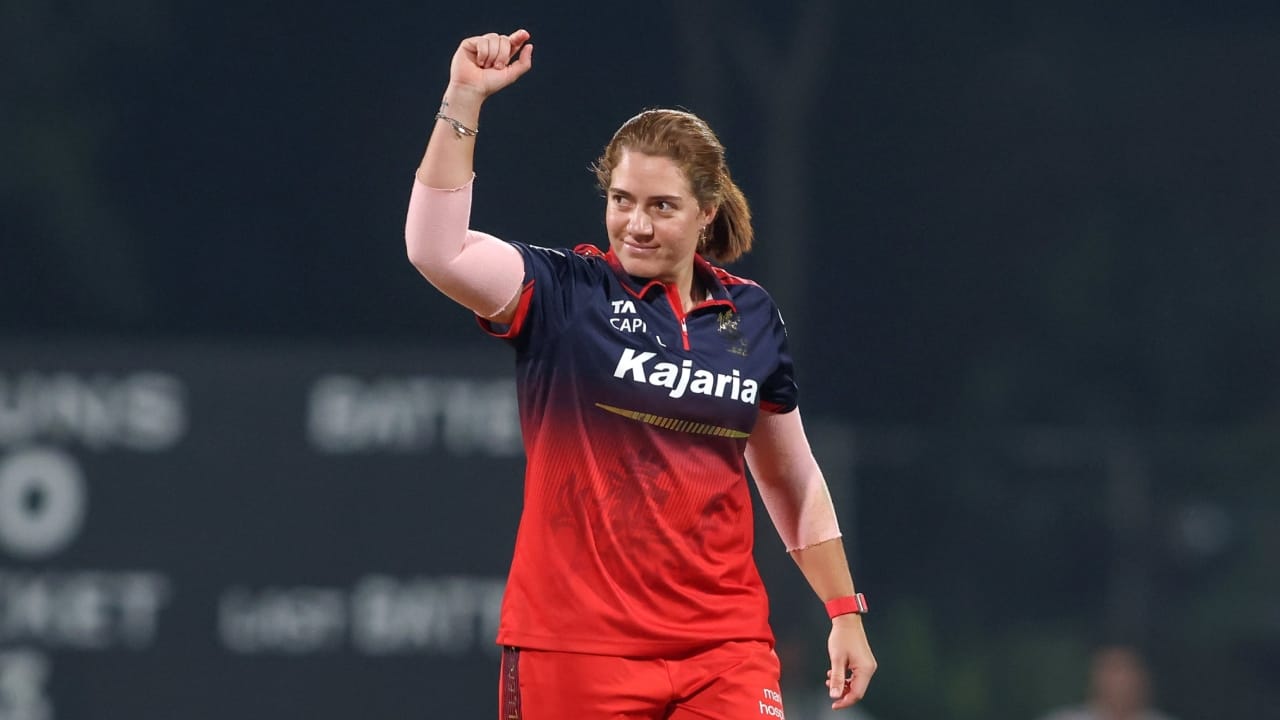 ಮೊದಲು, ಲಿಚ್‌ಫೀಲ್ಡ್ ಔಟಾದರೆ, ನಂತರ ಮುಂದಿನ ಎಸೆತದಲ್ಲಿ ನವ್‌ಗಿರೆ ಔಟ್ ಆದರು. ಹೊಸ ಬ್ಯಾಟ್ಸ್‌ಮನ್ ಶ್ವೇತಾ ಸೆಹ್ರಾವತ್ ಮೊದಲ ಎಸೆತದಲ್ಲೇ ಖಾತೆ ತೆರೆಯದೆಯೇ ಔಟಾದರು. ಹೀಗಾಗಿ, ಯುಪಿ ಸತತ ಮೂರು ಎಸೆತಗಳಲ್ಲಿ ಮೂರು ವಿಕೆಟ್‌ಗಳನ್ನು ಕಳೆದುಕೊಂಡಿತು.