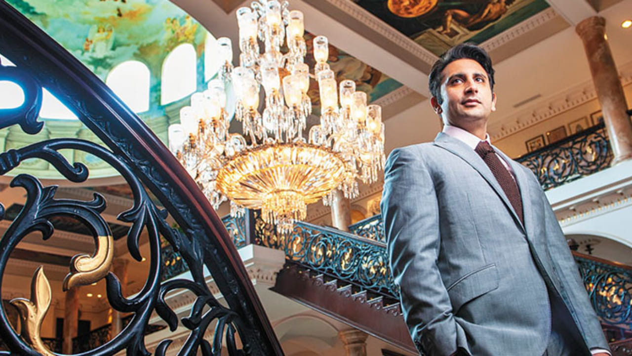 ಔಷಧ ಉದ್ಯಮಿ ಆದಾರ್ ಪೂನವಾಲ್ಲಾ ಭಾರತದ ಕೋಟ್ಯಾಧಿಪತಿಗಳ ಪಟ್ಟಿಯಲ್ಲಿ ಸ್ಥಾನ ಪಡೆದಿದ್ದು, ಅವರ ಸಂಪತ್ತು  ಸುಮಾರು 2 ಲಕ್ಷ ಕೋಟಿ ಎಂದು ಅಂದಾಜಿಸಲಾಗಿದೆ. ಆದಾರ್ ಪೂನವಾಲ್ಲಾ ಸೀರಮ್ ಇನ್‌ಸ್ಟಿಟ್ಯೂಟ್ ಆಫ್ ಇಂಡಿಯಾದ ಸಿಇಒ ಆಗಿದ್ದು, ಇದೀಗ ಐಪಿಎಲ್‌ನಲ್ಲಿ ತಮ್ಮ ಅದೃಷ್ಟ ಪರೀಕ್ಷೆಗೆ ಇಳಿದಿದ್ದಾರೆ.
