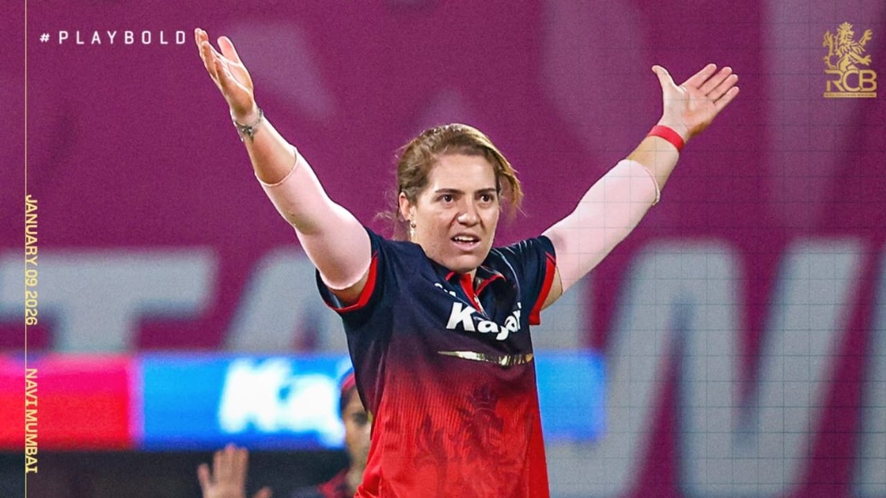 ಆದರೆ ಇದರ ಹೊರತಾಗಿಯೂ, ಹ್ಯಾಟ್ರಿಕ್ ಆಗಲಿಲ್ಲ. ವಾಸ್ತವವಾಗಿ ಯುಪಿ ಸತತ ಮೂರು ಎಸೆತಗಳಲ್ಲಿ ಮೂರು ವಿಕೆಟ್‌ಗಳನ್ನು ಕಳೆದುಕೊಂಡಿತ್ತಾದರೂ ಆ 3 ವಿಕೆಟ್​ಗಳು ಎರಡು ವಿಭಿನ್ನ ಓವರ್‌ಗಳಲ್ಲಿ ಪತನಗೊಂಡವು. ಶ್ರೇಯಾಂಕ ಪಾಟೀಲ್ ಅವರ ಓವರ್‌ನ ಕೊನೆಯ ಎಸೆತದಲ್ಲಿ ಲಿಚ್‌ಫೀಲ್ಡ್ ಅವರ ವಿಕೆಟ್ ಪತನವಾದರೆ, ಮುಂದಿನ ಓವರ್‌ನಲ್ಲಿ ನಾಡಿನ್ ಡಿ ಕ್ಲರ್ಕ್ ಮೊದಲ ಎರಡು ಎಸೆತಗಳಲ್ಲಿ ನವ್‌ಗಿರೆ ಮತ್ತು ಸೆಹ್ರಾವತ್ ಅವರನ್ನು ಔಟ್ ಮಾಡಿದರು. 