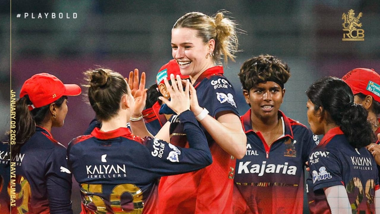 ಡಿ ಕ್ಲರ್ಕ್ ತಮ್ಮ ಓವರ್​ನಲ್ಲಿ ಹ್ಯಾಟ್ರಿಕ್ ಪೂರ್ಣಗೊಳಿಸುವ ಅವಕಾಶವನ್ನು ಹೊಂದಿದ್ದರು, ಆದರೆ ಅದು ಆಗಲಿಲ್ಲ. ಈ ಇನ್ನಿಂಗ್ಸ್‌ನಲ್ಲಿ ಹ್ಯಾಟ್ರಿಕ್ ಸಾಧಿಸದಿದ್ದರೂ, ಆರ್‌ಸಿಬಿ ಕೇವಲ ಎಂಟು ಎಸೆತಗಳಲ್ಲಿ ನಾಲ್ಕು ವಿಕೆಟ್‌ಗಳನ್ನು ಪಡೆಯುವ ಮೂಲಕ ಯುಪಿ ವಾರಿಯರ್ಸ್ ತಂಡವನ್ನು ಸಂಕಷ್ಟಕ್ಕೆ ಸಿಲುಕಿಸಿತು.
