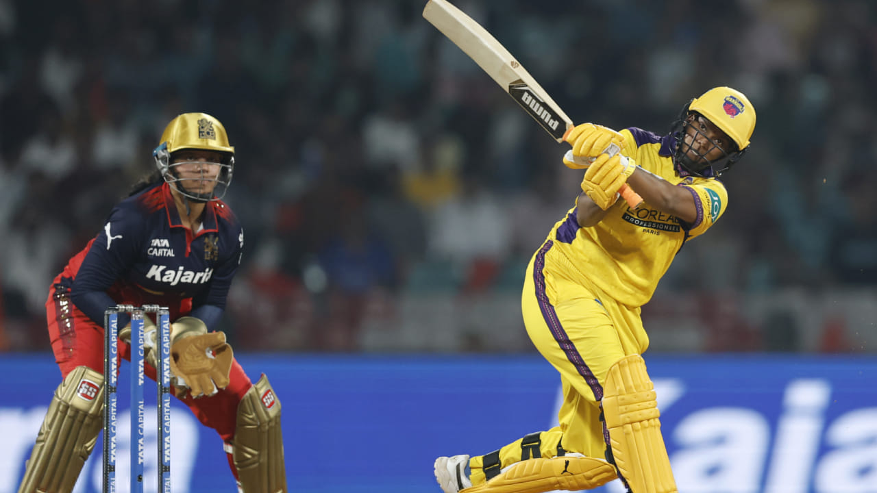 ಮಹಿಳಾ ಪ್ರೀಮಿಯರ್ ಲೀಗ್ 2026 ರ ಸೀಸನ್​ಗೆ ಅದ್ಭುತ ಆರಂಭ ಸಿಕ್ಕಿದೆ. ಮೊದಲ ಪಂದ್ಯವನ್ನು ಕೊನೆಯ ಎಸೆತದಲ್ಲಿ ಬೌಂಡರಿ ಬಾರಿಸುವ ಮೂಲಕ ಗೆದ್ದುಕೊಂಡಿದ್ದ ಆರ್​ಸಿಬಿ ಇದೀಗ ತನ್ನ ಎರಡನೇ ಪಂದ್ಯದಲ್ಲಿ ಯುಪಿ ವಾರಿಯರ್ಸ್ ತಂಡವನ್ನು ಎದುರಿಸಿದೆ. ಈ ಪಂದ್ಯದಲ್ಲೂ ಅದ್ಭುತ ಪ್ರದರ್ಶನ ನೀಡಿದ ಆರ್​ಸಿಬಿ, ಯುಪಿ ತಂಡವನ್ನು 144 ರನ್​ಗಳಿಗೆ ಸೀಮಿತಗೊಳಿಸಿದೆ.