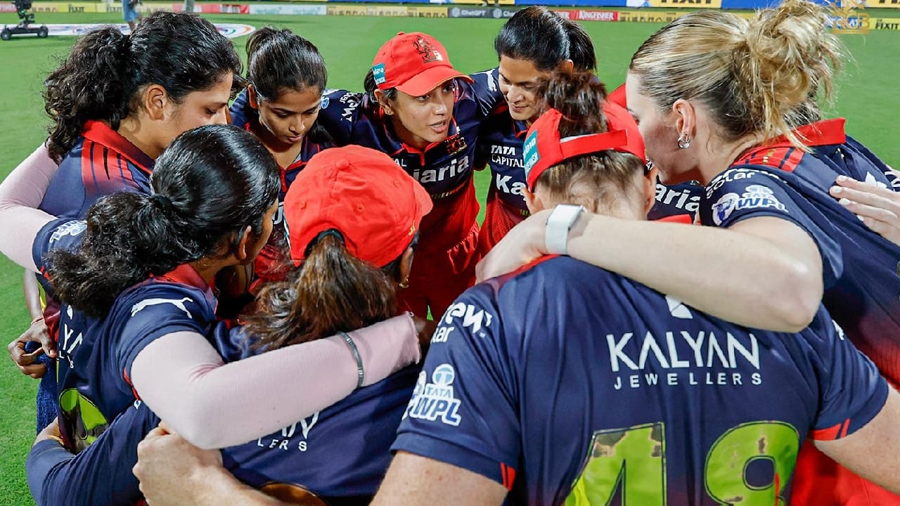 ಇತ್ತ ಮೊದಲ ಪಂದ್ಯದಲ್ಲಿ ಪೂಜಾ ವಸ್ತ್ರಾಕರ್ ಅವರು ಹೊರಗುಳಿದಿದ್ದ ಕಾರಣ ಆರ್​ಸಿಬಿ ತಂಡವು ಮುಂಬೈ ಇಂಡಿಯನ್ಸ್ ವಿರುದ್ಧ ಇಂಗ್ಲೆಂಡ್ ಬೌಲರ್ ಲಿನ್ಸೆ ಸ್ಮಿತ್ ಅವರನ್ನು ಕಣಕ್ಕಿಳಿಸಿತ್ತು. ಇದಾಗ್ಯೂ ಸ್ಮಿತ್ ಕಡೆಯಿಂದ ನಿರೀಕ್ಷಿತ ಪ್ರದರ್ಶನ ಮೂಡಿಬಂದಿರಲಿಲ್ಲ. ಈ ಪಂದ್ಯದಲ್ಲಿ 2 ಓವರ್​ಗಳನ್ನು ಎಸೆದಿದ್ದ ಲೆನ್ಸಿ 23 ರನ್ ನೀಡುವ ಮೂಲಕ ದುಬಾರಿಯಾಗಿದ್ದರು. ಇದೀಗ ಪೂಜಾ ವಸ್ತ್ರಾಕರ್ ಅವರ ಅನುಪಸ್ಥಿತಿಯಲ್ಲಿ ಮುಂದಿನ ಪಂದ್ಯಗಳಲ್ಲೂ ಲಿನ್ಸೆ ಸ್ಮಿತ್ ಅವರನ್ನೇ ಆರ್​ಸಿಬಿ ಕಣಕ್ಕಿಳಿಸಲಿದೆ.