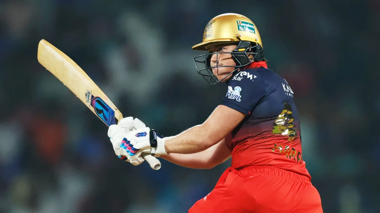 155 ರನ್​ಗಳ ಗುರಿ ಬೆನ್ನತ್ತಿದ ರಾಯಲ್ ಚಾಲೆಂಜರ್ಸ್ ಬೆಂಗಳೂರು ತಂಡವು ಮೊದಲ 10 ಓವರ್​ಗಳಲ್ಲಿ 5 ವಿಕೆಟ್ ಕಳೆದುಕೊಂಡು ಕಲೆಹಾಕಿದ್ದು ಕೇವಲ 75 ರನ್​ಗಳು ಮಾತ್ರ. ಇನ್ನುಳಿದ 10 ಓವರ್​ಗಳಲ್ಲಿ 82 ರನ್ ಗಳಿಸುವ ಮೂಲಕ ಆರ್​ಸಿಬಿ ತಂಡವು ರೋಚಕ ಜಯ ಸಾಧಿಸಿದೆ.