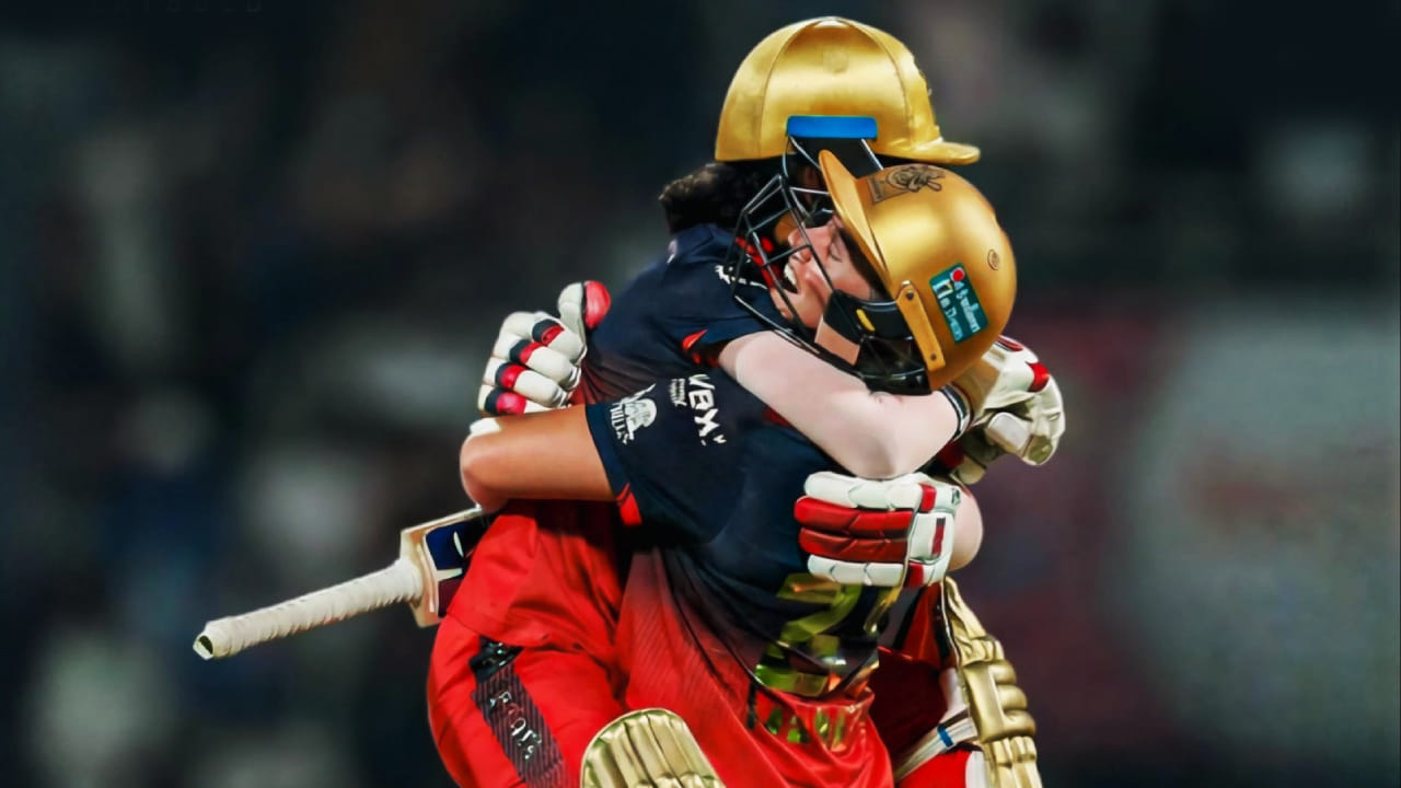 ಈ ಮೂಲಕ ವುಮೆನ್ಸ್ ಪ್ರೀಮಿಯರ್ ಲೀಗ್​ ಇತಿಹಾಸದಲ್ಲೇ 5 ವಿಕೆಟ್ ಕಳೆದುಕೊಂಡ ಬಳಿಕ ಕೊನೆಯ 10 ಓವರ್​ಗಳಲ್ಲಿ ಅತ್ಯಧಿಕ ರನ್ ಚೇಸ್ ಮಾಡಿ ಗೆದ್ದ ತಂಡವೆಂಬ ಶ್ರೇಷ್ಠ ದಾಖಲೆಯೊಂದನ್ನು ರಾಯಲ್ ಚಾಲೆಂಜರ್ಸ್ ಬೆಂಗಳೂರು ತಂಡ ತನ್ನದಾಗಿಸಿಕೊಂಡಿದೆ. ಈ ಮೂಲಕ RCB ತಂಡವು WPL ನಲ್ಲಿ ಹೊಸ ಇತಿಹಾಸ ನಿರ್ಮಿಸಿದೆ.