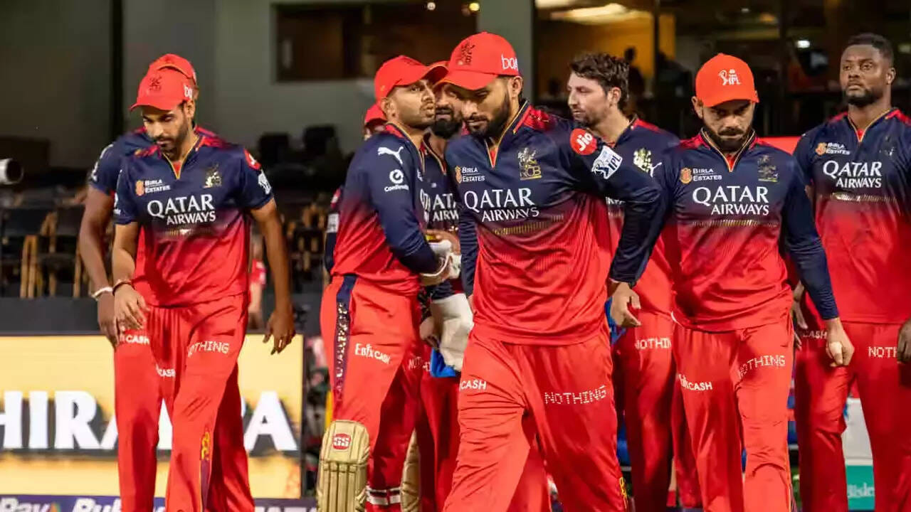 2026 ರ ಟಿ20 ವಿಶ್ವಕಪ್ ಮುಗಿದ ತಕ್ಷಣ, ಐಪಿಎಲ್ ಸೀಸನ್ ಆರಂಭವಾಗಲಿದೆ. ಕಳೆದ ಡಿಸೆಂಬರ್ನಲ್ಲಿ ನಡೆದ ಹರಾಜಿನಲ್ಲಿ ಎಲ್ಲಾ 10 ತಂಡಗಳು ಈಗಾಗಲೇ ತಮ್ಮ ಆಟಗಾರರನ್ನು ಆಯ್ಕೆ ಮಾಡಿವೆ. ಆದರೆ ಮುಂದಿನ ಆವೃತ್ತಿಯ ಐಪಿಎಲ್ ಪ್ರಾರಂಭವಾಗುವ ಮೊದಲೇ ಹಾಲಿ ಚಾಂಪಿಯನ್ ಆರ್ಸಿಬಿ ತಂಡಕ್ಕೆ ಆಘಾತವೆಂಬಂತೆ ತಂಡದ ನಾಲ್ವರು ಸ್ಟಾರ್ ಆಟಗಾರರು ಗಾಯಕ್ಕೆ ತುತ್ತಾಗಿದ್ದಾರೆ.