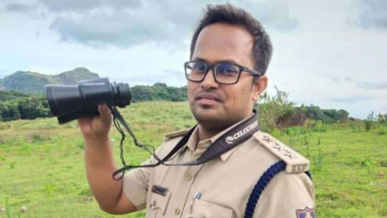 ಮೈಸೂರಿನ ಹೋಟೆಲ್ನಲ್ಲಿ ಸರ್ಕಾರಿ ಅಧಿಕಾರಿ ಶವ ಪತ್ತೆ: RFO ಸಾವಿನ ಸುತ್ತ ಅನುಮಾನದ ಹುತ್ತ ಮೈಸೂರಿನ ಹೋಟೆಲ್ನಲ್ಲಿ ಸರ್ಕಾರಿ ಅಧಿಕಾರಿ ಶವ ಪತ್ತೆ: RFO ಸಾವಿನ ಸುತ್ತ ಅನುಮಾನದ ಹುತ್ತ