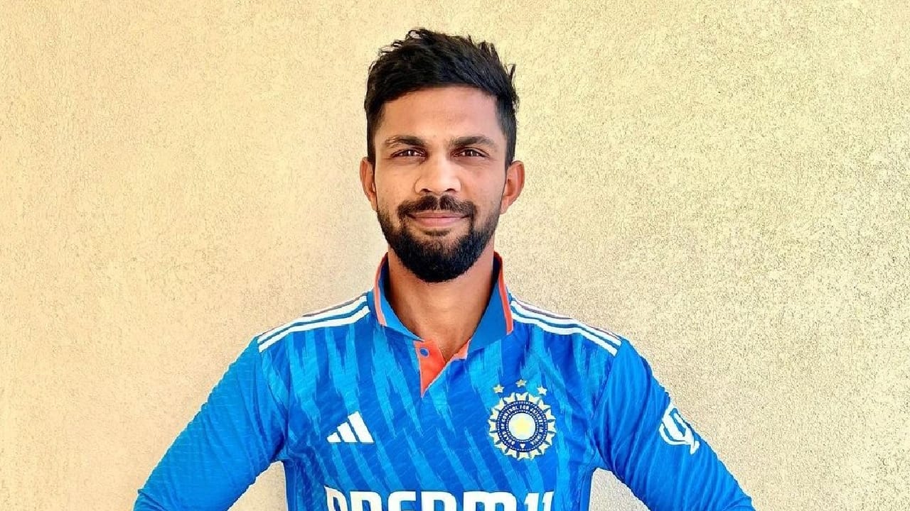 ರುತುರಾಜ್ ಗಾಯಕ್ವಾಡ್: ಸೌತ್ ಆಫ್ರಿಕಾ ವಿರುದ್ಧದ 2ನೇ ಪಂದ್ಯದಲ್ಲಿ ರುತುರಾಜ್ ಗಾಯಕ್ವಾಡ್ 105 ರನ್​ಗಳ ಭರ್ಜರಿ ಇನಿಂಗ್ಸ್ ಆಡಿದ್ದರು. ಆದರೆ ಈ ಬಾರಿ ಅವರನ್ನು ತಂಡದಿಂದ ಕೈ ಬಿಡಲಾಗಿದೆ. ಬದಲಾಗಿ ಗಾಯದಿಂದ ಚೇತರಿಸಿಕೊಂಡಿರುವ ಶ್ರೇಯಸ್ ಅಯ್ಯರ್ ಅವರನ್ನು ಆಯ್ಕೆ ಮಾಡಲಾಗಿದೆ.