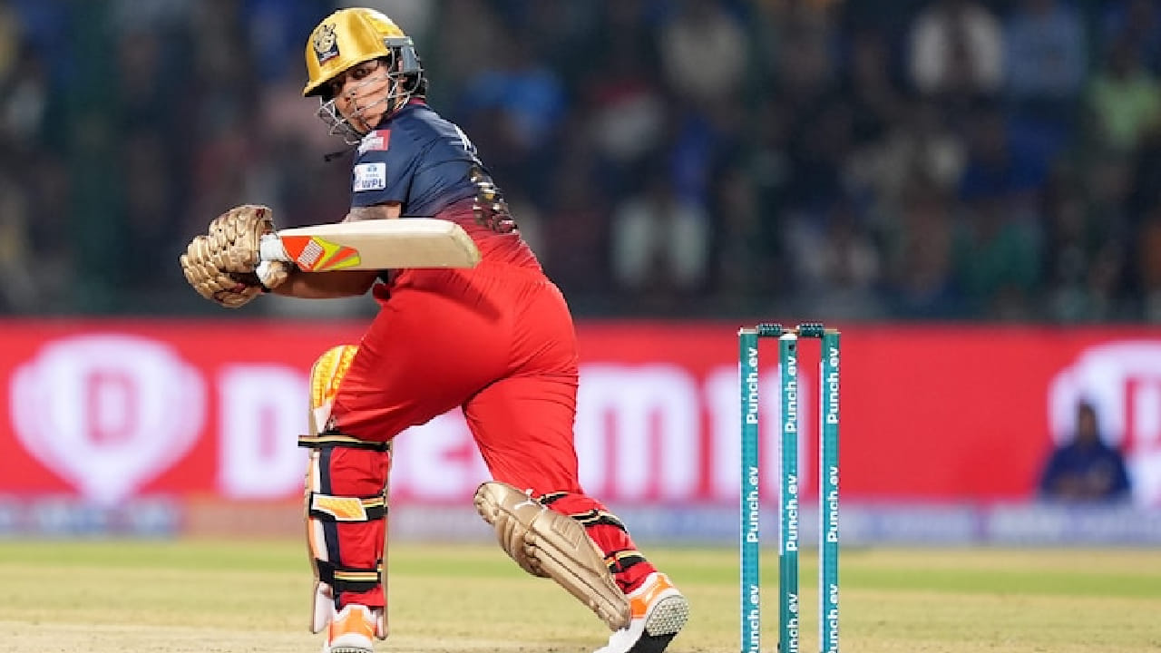 200 ರನ್​ಗಳ ಕಠಿಣ ಗುರಿ ಬೆನ್ನತ್ತಿದ ಆರ್​ಸಿಬಿ ತಂಡವು ನಿರೀಕ್ಷಿತ ಆರಂಭ ಪಡೆದಿರಲಿಲ್ಲ. ಕೇವಲ 35 ರನ್​ಗಳಿಸುವಷ್ಟರಲ್ಲಿ ಆರ್​ಸಿಬಿ ತಂಡವು 5 ವಿಕೆಟ್ ಕಳೆದುಕೊಂಡಿತು. ಈ ಹಂತದಲ್ಲಿ 6ನೇ ಕ್ರಮಾಂಕದಲ್ಲಿ ಕಣಕ್ಕಿಳಿದ ರಿಚಾ ಘೋಷ್ ದಿಟ್ಟ ಹೋರಾಟ ಪ್ರದರ್ಶಿಸಿದರು.