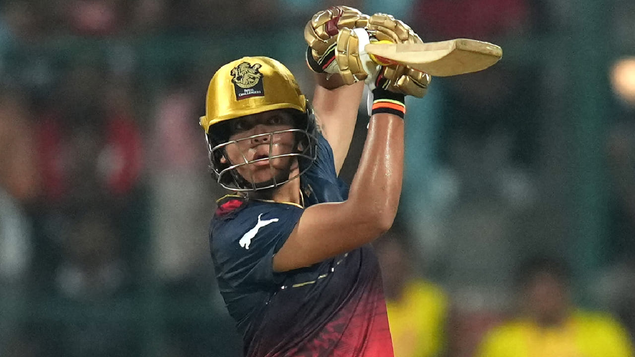 ಮುಂಬೈ ಇಂಡಿಯನ್ಸ್ ಬೌಲರ್​ಗಳನ್ನು ಮನಸೋ ಇಚ್ಛೆ ದಂಡಿಸಿದ ರಿಚಾ ಘೋಷ್ ಕೇವಲ 50 ಎಸೆತಗಳಲ್ಲಿ 5 ಭರ್ಜರಿ ಸಿಕ್ಸರ್ ಹಾಗೂ 10 ಫೋರ್​ಗಳೊಂದಿಗೆ 90 ರನ್​ ಬಾರಿಸಿದರು. ಈ 90 ರನ್​ಗಳೊಂದಿಗೆ ರಿಚಾ ವುಮೆನ್ಸ್ ಪ್ರೀಮಿಯರ್ ಲೀಗ್​ನಲ್ಲಿ ಹೊಸ ಇತಿಹಾಸವನ್ನು ಸಹ ಬರೆದರು.