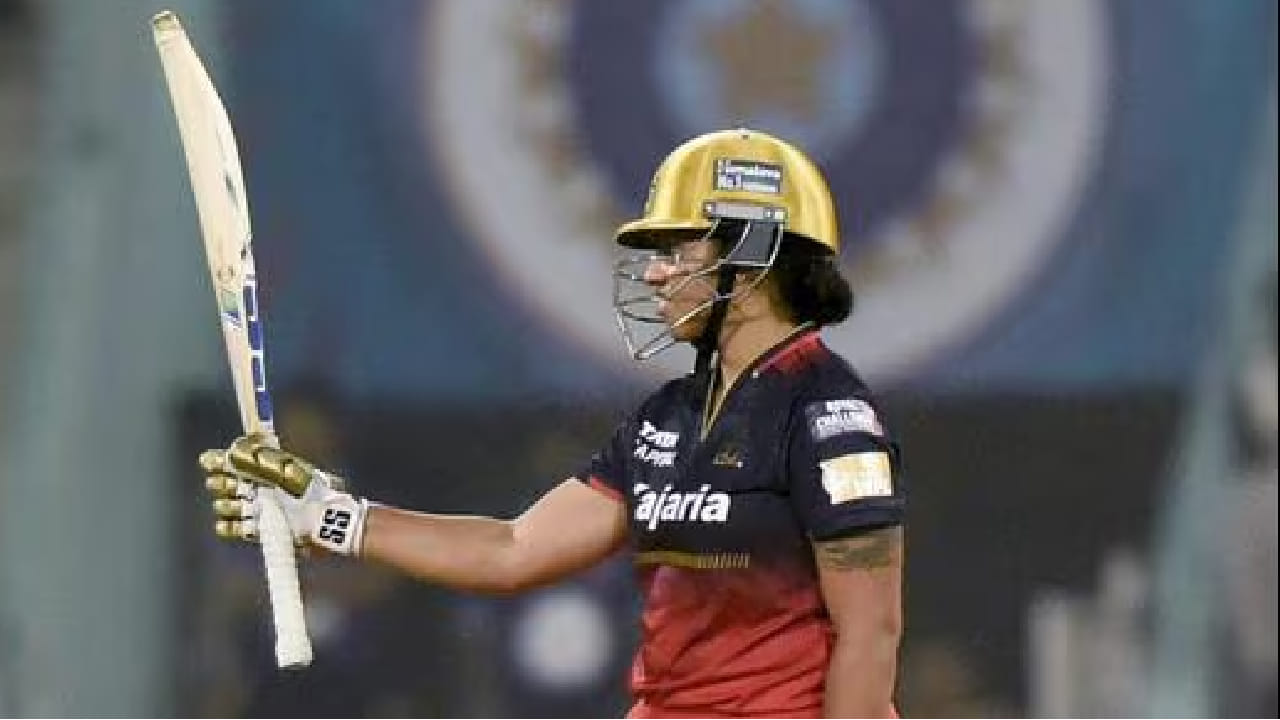 ಇದೀಗ ಕೇವಲ 50 ಎಸೆತಗಳಲ್ಲಿ 90 ರನ್ ಸಿಡಿಸಿ ರಿಚಾ ಘೋಷ್ ಈ ಭರ್ಜರಿ ದಾಖಲೆಯನ್ನು ತಮ್ಮದಾಗಿಸಿಕೊಂಡಿದ್ದಾರೆ. ಈ ಮೂಲಕ ವುಮೆನ್ಸ್ ಪ್ರೀಮಿಯರ್ ಲೀ್ಗ್​ ಇತಿಹಾಸದಲ್ಲೇ ಟಾಪ್-5 ಕ್ಕಿಂತ ಕೆಳಗೆ ಕ್ರಮಾಂಕದಲ್ಲಿ ಬ್ಯಾಟ್ ಬೀಸಿ ಗರಿಷ್ಠ ವೈಯುಕ್ತಿಕ ಸ್ಕೋರ್​ ಗಳಿಸಿದ ಬ್ಯಾಟರ್ ಎನಿಸಿಕೊಂಡಿದ್ದಾರೆ. ರಿಚಾ ಘೋಷ್ ಅವರ ಈ ಏಕಾಂಗಿ ಹೋರಾಟದ ಹೊರತಾಗಿಯೂ ಈ ಪಂದ್ಯದಲ್ಲಿ ಆರ್​ಸಿಬಿ ತಂಡವು 15 ರನ್​ಗಳಿಂದ ಸೋಲೊಪ್ಪಿಕೊಂಡಿತು.