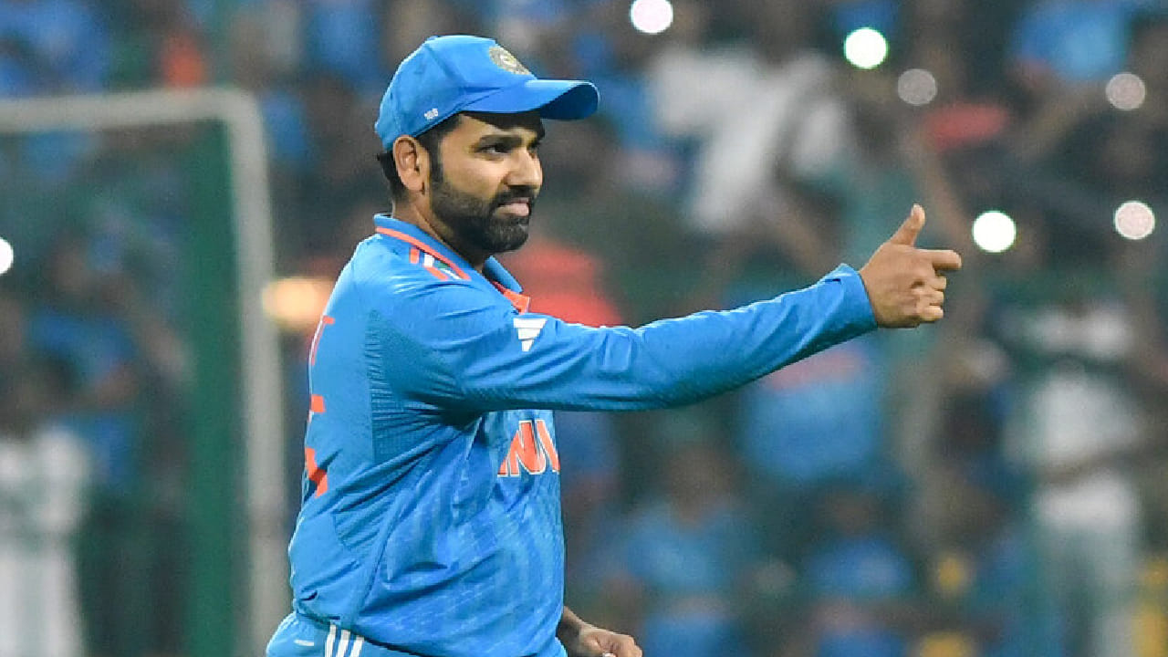 ಇನ್ನು ಭಾರತ ಟಿ20 ತಂಡದ ಯಶಸ್ವಿ ನಾಯಕರುಗಳ ಪಟ್ಟಿಯಲ್ಲಿ ರೋಹಿತ್ ಶರ್ಮಾ ಅಗ್ರಸ್ಥಾನದಲ್ಲಿದ್ದರೆ, ಮಹೇಂದ್ರ ಸಿಂಗ್ ಧೋನಿ ದ್ವಿತೀಯ ಸ್ಥಾನದಲ್ಲಿದ್ದಾರೆ. ಧೋನಿ 72 ಪಂದ್ಯಗಳಲ್ಲಿ 41 ಗೆಲುವು ತಂದುಕೊಟ್ಟಿದ್ದಾರೆ. ಅತ್ತ ರೋಹಿತ್ ಶರ್ಮಾ ಮುಂದಾಳತ್ವದಲ್ಲಿ 62 ಟಿ20 ಪಂದ್ಯಗಳನ್ನಾಡಿದ್ದ ಟೀಮ್ ಇಂಡಿಯಾ 50 ಪಂದ್ಯಗಳಲ್ಲಿ ಗೆಲುವು ದಾಖಲಿಸಿದೆ. ಈ ಮೂಲಕ ರೋಹಿತ್ ಶರ್ಮಾ ಟೀಮ್ ಇಂಡಿಯಾದ ಯಶಸ್ವಿ ನಾಯಕ ಎನಿಸಿಕೊಂಡಿದ್ದಾರೆ.