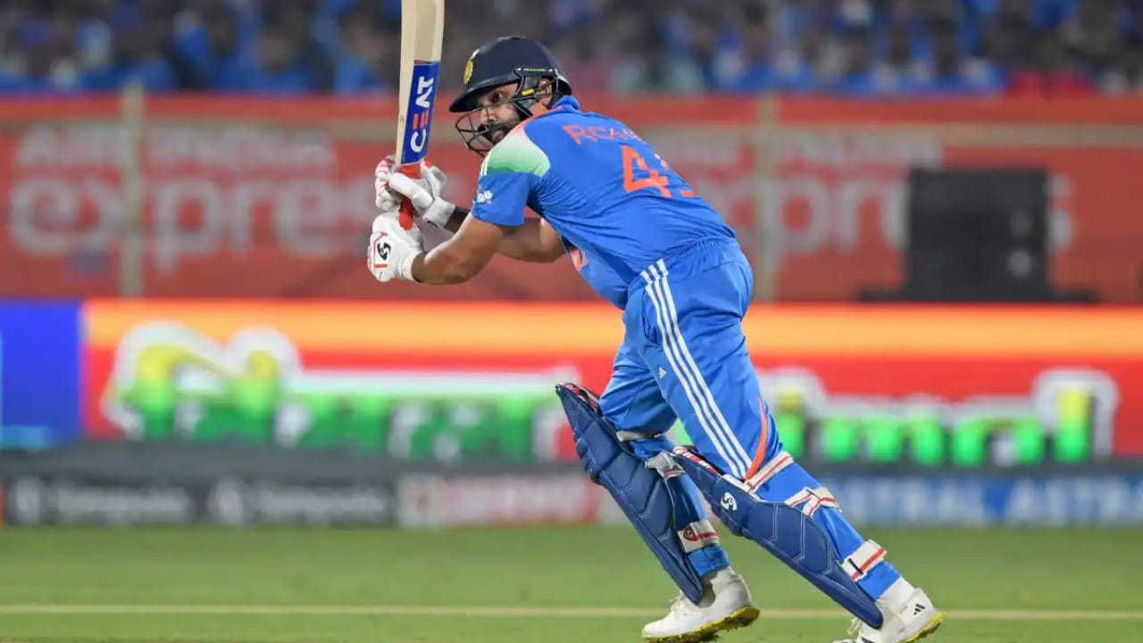 ವಡೋದರಾದಲ್ಲಿ ನಡೆದ ಮೊದಲ ಏಕದಿನ ಪಂದ್ಯದಲ್ಲಿ 26 ರನ್​ಗಳ ಇನ್ನಿಂಗ್ಸ್ ಆಡಿ ವಿಕೆಟ್ ಒಪ್ಪಿಸಿದ್ದ ರೋಹಿತ್, ಇದೀಗ ರಾಜ್‌ಕೋಟ್‌ನಲ್ಲಿ ನಡೆದ ಎರಡನೇ ಏಕದಿನ ಪಂದ್ಯದಲ್ಲೂ 24 ರನ್​ಗಳಿಗೆ ತಮ್ಮ ಇನ್ನಿಂಗ್ಸ್ ಮುಗಿಸಿದ್ದಾರೆ. ಇಲ್ಲಿ ಗಮನಿಸಬೇಕಾದ ಸಂಗತಿಯೆಂದರೆ ರೋಹಿತ್ ಶರ್ಮಾ ಉತ್ತಮ ಆರಂಭ ಪಡೆದುಕೊಂಡ ಬಳಿಕ ವಿಕೆಟ್ ಕೈಚೆಲ್ಲುತ್ತಿದ್ದಾರೆ. ಅದರಲ್ಲೂ ಸಾಧಾರಣ ಎಸೆತಕ್ಕೆ ರೋಹಿತ್ ವಿಕೆಟ್ ಪತನವಾಗುತ್ತಿರುವುದು ತಂಡಕ್ಕೆ ಆಘಾತ ತಂದಿದೆ.