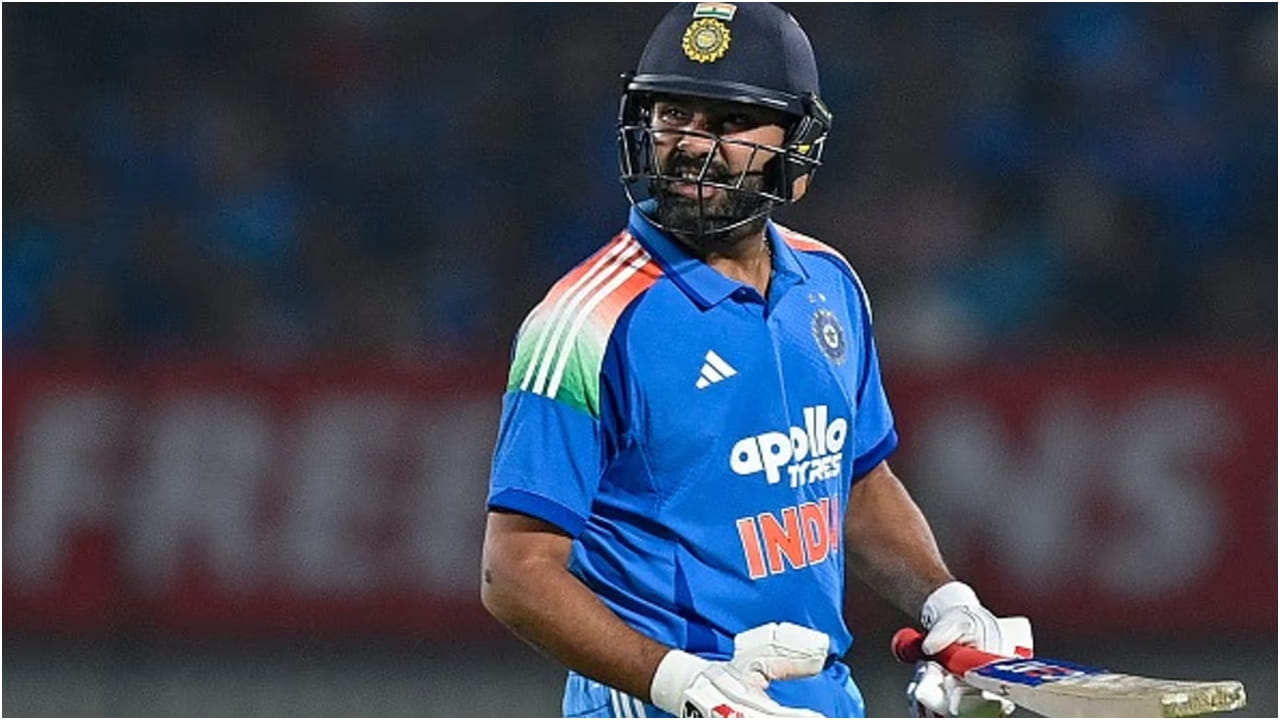 ರೋಹಿತ್ ಶರ್ಮಾ ಮೈದಾನದಲ್ಲಿ ಸೆಟೆದು ನಿಂತರೆ ರನ್​ಗಳ ಮಳೆ ಹೇಗೆ ಹರಿಯುತ್ತದೆ ಎಂಬುದನ್ನು ಹೊಸದಾಗಿ ಹೇಳಬೇಕಿಲ್ಲ. ಆದರೆ ವಡೋದರಾ ಮತ್ತು ರಾಜ್‌ಕೋಟ್​ನಲ್ಲಿ ರೋಹಿತ್ ಬ್ಯಾಟಿಂಗ್ ಮಾಡಿದ ರೀತಿ ಎಲ್ಲರ ಅಚ್ಚರಿಗೆ ಕಾರಣವಾಯಿತು. ರಾಜ್‌ಕೋಟ್‌ನಲ್ಲಿ, ರೋಹಿತ್ 37 ಎಸೆತಗಳನ್ನು ಆಡಿ 24 ರನ್ ಗಳಿಸಿದ್ದರು.
