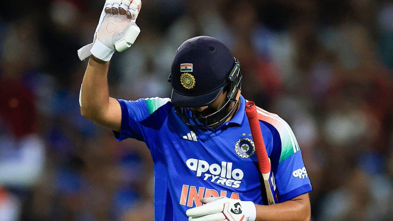 ಆದರೆ ಎದುರಿಸಿದ ಎಸೆತಗಳಿಗೂ ಗಳಿಸಿದ ರನ್​ಗೂ ಅಂತರ ಹೆಚ್ಚಿದ್ದರಿಂದ ರನ್​ ವೇಗ ಹೆಚ್ಚಿಸಲು ಪ್ರಯತ್ನಿಸಿದ ರೋಹಿತ್ ಮಿಡ್-ಆಫ್‌ನಲ್ಲಿ ಬೃಹತ್ ಸಿಕ್ಸರ್ ಹೊಡೆಯಲು ಪ್ರಯತ್ನಿಸಿದರು. ಆದರೆ ಚೆಂಡು ಸ್ವೀಪರ್ ಕವರ್‌ನಲ್ಲಿ ನಿಂತಿದ್ದ ವಿಲ್ ಯಂಗ್ ಅವರ ಕೈಸೇರಿತು. ರೋಹಿತ್ ಸ್ವತಃ ತಮ್ಮ ಹೊಡೆತದಿಂದ ನಿರಾಶೆಗೊಂಡಂತೆ ಕಂಡುಬಂದರು. ಅವರ ಸ್ಟ್ರೈಕ್ ರೇಟ್ ಕೇವಲ 63.16 ಆಗಿದ್ದು, ವಿಮರ್ಶಕರಿಂದ ಟೀಕೆಗೆ ಕಾರಣವಾಯಿತು.