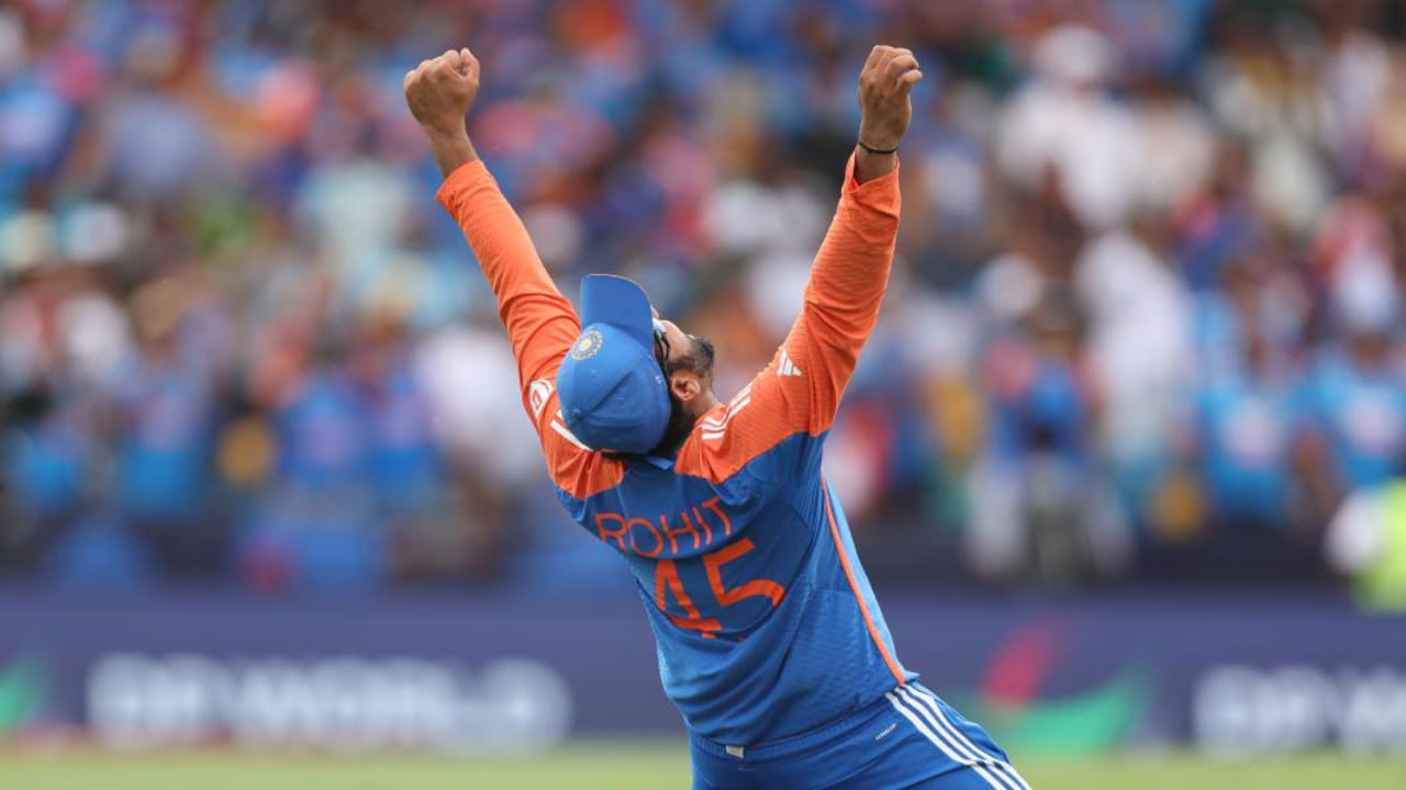 ಮೇಲೆ ಹೇಳಿದಂತೆ ಭಾರತದ ಅತ್ಯಂತ ಯಶಸ್ವಿ ನಾಯಕರಲ್ಲಿ ಒಬ್ಬರಾಗಿರುವ ರೋಹಿತ್ ತಮ್ಮ ನಾಯಕತ್ವದಲ್ಲಿ ಭಾರತ ತಂಡವನ್ನು ಎರಡೆರಡು ಐಸಿಸಿ ಟ್ರೋಫಿ ಗೆಲುವಿನತ್ತ ಮುನ್ನಡೆಸಿದ್ದರು. 2024 ರ ಟಿ20 ವಿಶ್ವಕಪ್ನಲ್ಲಿ ಭಾರತವನ್ನು ಚಾಂಪಿಯನ್ ಮಾಡಿದ್ದ ರೋಹಿತ್, ಆ ಬಳಿಕ 2025 ರ ಚಾಂಪಿಯನ್ಸ್ ಟ್ರೋಫಿಯನ್ನು ಸಹ ಭಾರತಕ್ಕೆ ಗೆದ್ದುಕೊಟ್ಟರು.