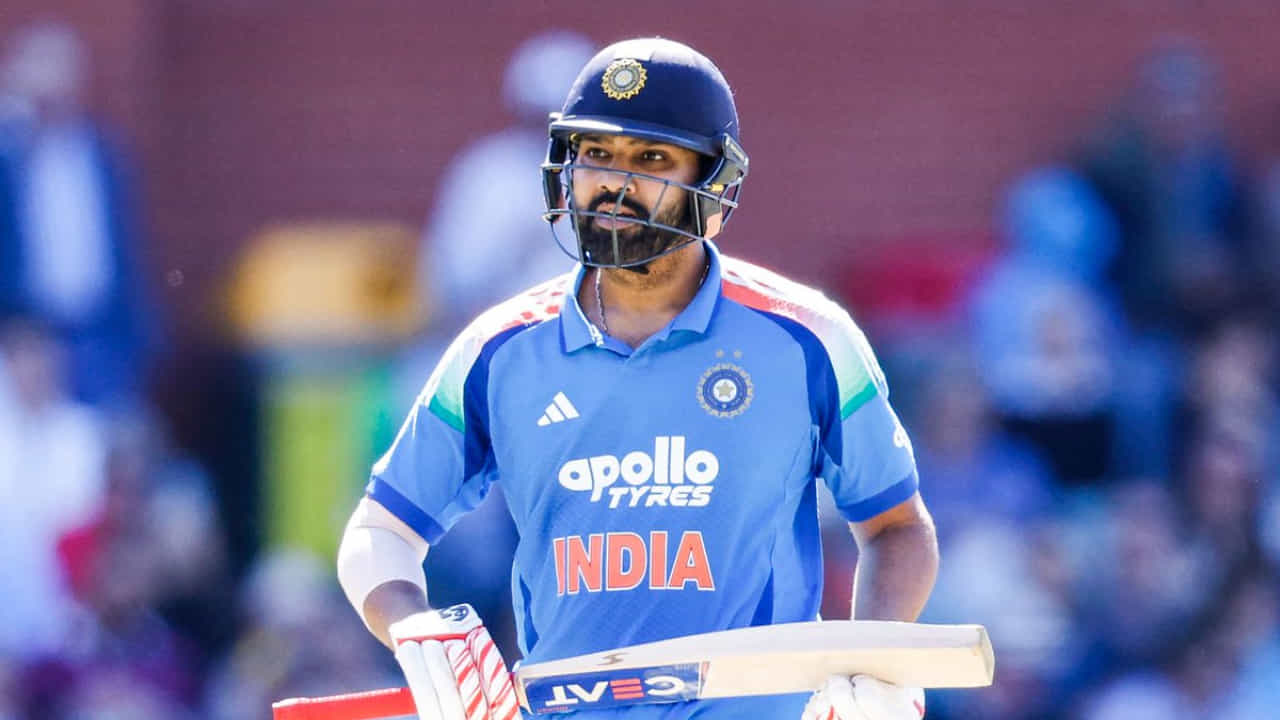 ಆಸ್ಟ್ರೇಲಿಯಾ ಪ್ರವಾಸದ ನಂತರ ದಕ್ಷಿಣ ಆಫ್ರಿಕಾ ವಿರುದ್ಧದ ತವರು ಸರಣಿಯಲ್ಲಿ ಆರಂಭಿಕನಾಗಿ ಅಬ್ಬರಿಸಿದ್ದ ರೋಹಿತ್ ಶರ್ಮಾ, ಕಿವೀಸ್ ವಿರುದ್ಧದ ಸರಣಿಯಲ್ಲಿ ಮಾತ್ರ ಎಡವಿದ್ದಾರೆ. ಇಷ್ಟು ದಿನ ಹೊಡಿಬಡಿ ಆಟದ ಮೂಲಕ ತಂಡಕ್ಕೆ ಸ್ಫೋಟಕ ಆರಂಭ ಒದಗಿಸಿಕೊಡುತ್ತಿದ್ದ ರೋಹಿತ್, ನ್ಯೂಜಿಲೆಂಡ್ ವಿರುದ್ಧ ಮಾತ್ರ ತಾಳ್ಮೆಯ ಆಟದ ಮೊರೆ ಹೋಗಿದ್ದಾರೆ. ಅಂತಿಮವಾಗಿ ಒತ್ತಡಕ್ಕೊಳಗಾಗಿ ವಿಕೆಟ್ ಕೈಚೆಲ್ಲುತ್ತಿದ್ದಾರೆ.
