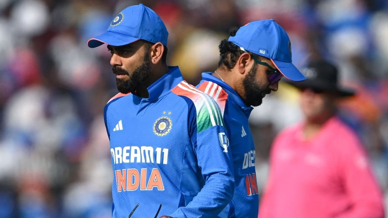 ಭಾರತ ಮತ್ತು ನ್ಯೂಝಿಲೆಂಡ್ ನಡುವಣ ಏಕದಿನ ಸರಣಿ ಮುಗಿದಿದೆ. ಮೂರು ಪಂದ್ಯಗಳ ಈ ಸರಣಿಯ ಮೊದಲ ಮ್ಯಾಚ್​ನಲ್ಲಿ ಟೀಮ್ ಇಂಡಿಯಾ ಗೆದ್ದರೆ, ಉಳಿದ ಎರಡು ಪಂದ್ಯಗಳಲ್ಲಿ ಜಯ ಸಾಧಿಸುವ ಮೂಲಕ ನ್ಯೂಝಿಲೆಂಡ್ ತಂಡವು ಸರಣಿಯನ್ನು ವಶಪಡಿಸಿಕೊಂಡಿದೆ. ಈ ಸರಣಿ ಮುಕ್ತಾಯದ ಬೆನ್ನಲ್ಲೇ ರೋಹಿತ್ ಶರ್ಮಾ - ವಿರಾಟ್ ಕೊಹ್ಲಿ ಮುಂದಿನ 5 ತಿಂಗಳುಗಳ ಟೀಮ್ ಇಂಡಿಯಾ ಪರ ಕಣಕ್ಕಿಳಿಯಲಿಲ್ಲ ಎಂಬ ವಿಚಾರ ಮುನ್ನಲೆಗೆ ಬಂದಿದೆ.