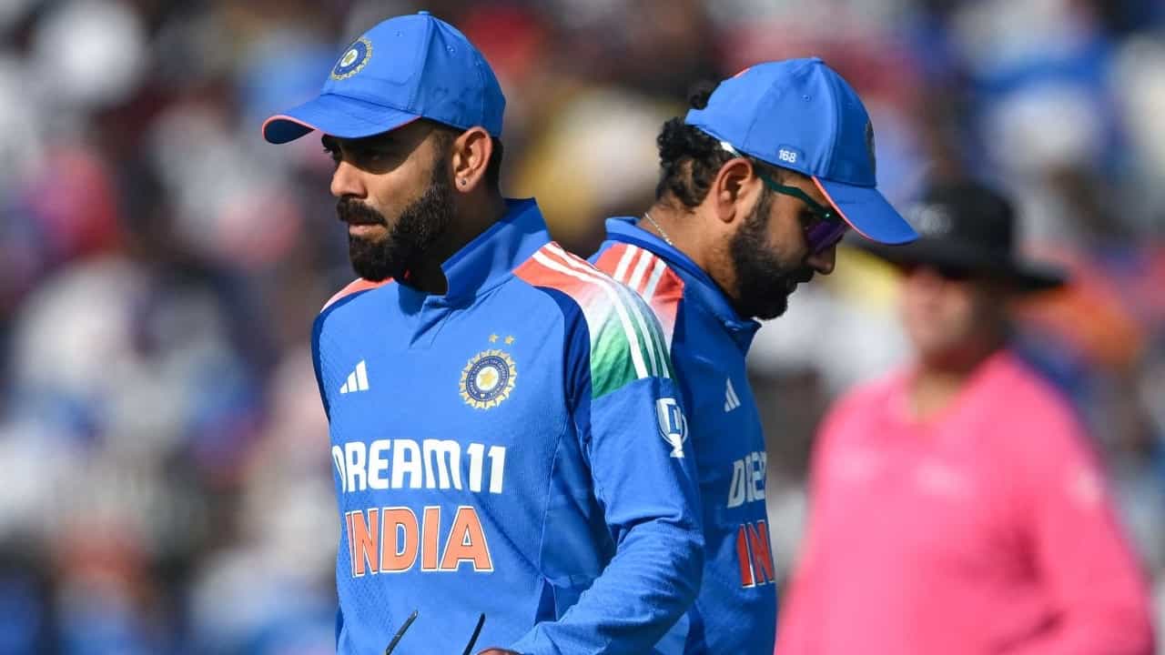 ಭಾರತ ಮತ್ತು ನ್ಯೂಝಿಲೆಂಡ್ ನಡುವಣ ಏಕದಿನ ಸರಣಿ ಮುಗಿದಿದೆ. ಮೂರು ಪಂದ್ಯಗಳ ಈ ಸರಣಿಯ ಮೊದಲ ಮ್ಯಾಚ್ನಲ್ಲಿ ಟೀಮ್ ಇಂಡಿಯಾ ಗೆದ್ದರೆ, ಉಳಿದ ಎರಡು ಪಂದ್ಯಗಳಲ್ಲಿ ಜಯ ಸಾಧಿಸುವ ಮೂಲಕ ನ್ಯೂಝಿಲೆಂಡ್ ತಂಡವು ಸರಣಿಯನ್ನು ವಶಪಡಿಸಿಕೊಂಡಿದೆ. ಈ ಸರಣಿ ಮುಕ್ತಾಯದ ಬೆನ್ನಲ್ಲೇ ರೋಹಿತ್ ಶರ್ಮಾ - ವಿರಾಟ್ ಕೊಹ್ಲಿ ಮುಂದಿನ 5 ತಿಂಗಳುಗಳ ಟೀಮ್ ಇಂಡಿಯಾ ಪರ ಕಣಕ್ಕಿಳಿಯಲಿಲ್ಲ ಎಂಬ ವಿಚಾರ ಮುನ್ನಲೆಗೆ ಬಂದಿದೆ.