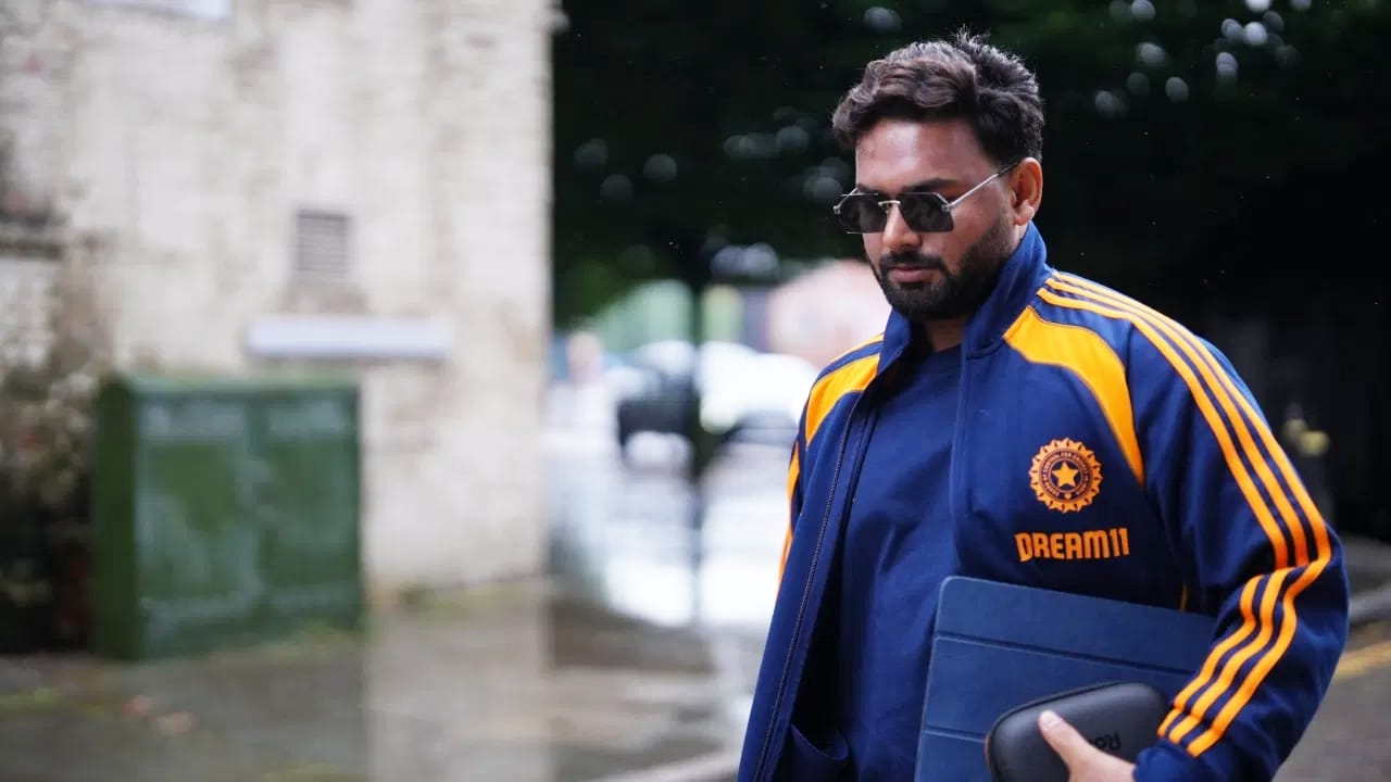 ಹೀಗಾಗಿ ನ್ಯೂಝಿಲೆಂಡ್ ವಿರುದ್ಧದ ಸರಣಿಯಿಂದ ಹೊರಗುಳಿಯಲು ರಿಷಭ್ ಪಂತ್ ನಿರ್ಧರಿಸಿದ್ದಾರೆ. ಅಲ್ಲದೆ ಭಾನುವಾರ ಅವರು ಭಾರತ ತಂಡವನ್ನು ತೊರೆಯಲಿದ್ದಾರೆ ಎಂದು ಅವರ ಆಪ್ತ ಮೂಲಗಳಿಂದ ತಿಳಿದು ಬಂದಿದೆ. ಹಾಗಾಗಿ ನ್ಯೂಝಿಲೆಂಡ್ ವಿರುದ್ಧದ 3 ಪಂದ್ಯಗಳ ಸರಣಿಯಲ್ಲಿ ರಿಷಭ್ ಪಂತ್ ಕಾಣಿಸಿಕೊಳ್ಳುವುದಿಲ್ಲ ಎಂಬುದು ಖಚಿತವಾಗಿದೆ.