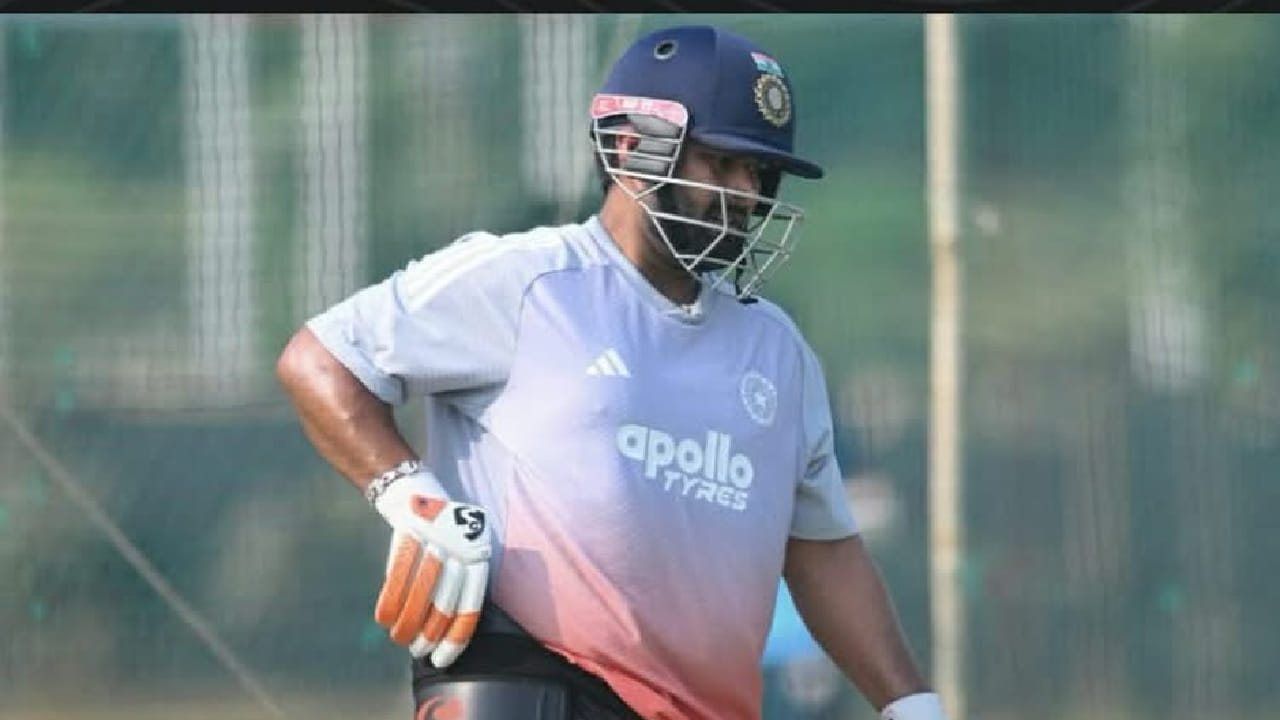 ವಡೋದರಾದ ಬಿಸಿಎ ಕ್ರೀಡಾಂಗಣದಲ್ಲಿ ಶನಿವಾರ ಮಧ್ಯಾಹ್ನ ನಡೆದ ಭಾರತ ತಂಡದ ಅಭ್ಯಾಸ ಅವಧಿಯಲ್ಲಿ ನೆಟ್‌ನಲ್ಲಿ ಬ್ಯಾಟಿಂಗ್ ಮಾಡುವಾಗ ವಿಕೆಟ್ ಕೀಪರ್ ರಿಷಭ್ ಪಂತ್ ಅವರ ಬಲ ಪಾರ್ಶ್ವದ ಹೊಟ್ಟೆಯ ಭಾಗಕ್ಕೆ ಚೆಂಡು ತಗುಲಿ ಗಾಯವಾಗಿದೆ. ಇದರಿಂದ  ಅಸ್ವಸ್ಥತೆಗೊಳಗಾದ ಅವರನ್ನು ಆಸ್ಪತ್ರೆಗೆ ಕರೆದೊಯ್ಯಲಾಗಿತ್ತು.