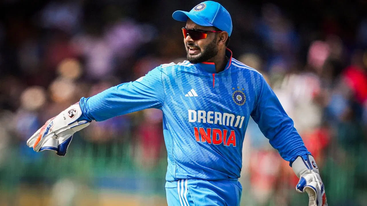 ವೈದ್ಯಕೀಯ ಪರೀಕ್ಷೆ ವೇಳೆ ರಿಷಭ್ ಪಂತ್ ಅವರಿಗೆ ಪಾರ್ಶ್ವ ಸ್ನಾಯು ನೋವು (ಓಬ್ಲಿಕ್ ಮಸಲ್ ಟಿಯರ್) ಇರುವುದು ಪತ್ತೆಯಾಗಿದ್ದು, ವೈದ್ಯರು ವಿಶ್ರಾಂತಿ ಸೂಚಿಸಿದ್ದಾರೆ. ಹೀಗಾಗಿ ಅವರನ್ನು ನ್ಯೂಝಿಲೆಂಡ್ ವಿರುದ್ಧದ ಮೂರು ಪಂದ್ಯಗಳ ಏಕದಿನ ಸರಣಿಯಿಂದ ಕೈ ಬಿಡಲಾಗಿದೆ.