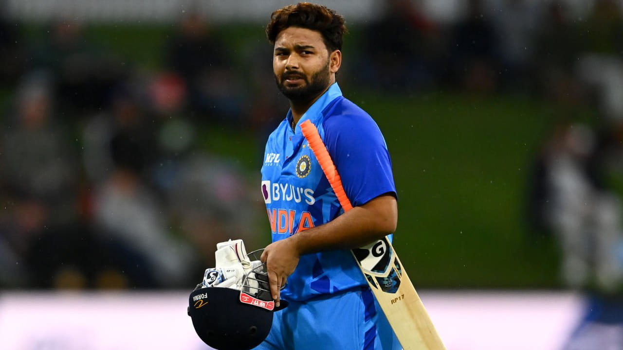 ಭಾರತ ಮತ್ತು ನ್ಯೂಝಿಲೆಂಡ್ (India vs New Zealand) ನಡುವಣ ಮೂರು ಪಂದ್ಯಗಳ ಏಕದಿನ ಸರಣಿಯು ಇಂದಿನಿಂದ (ಜ.11) ಶುರುವಾಗಲಿದೆ. ಈ ಸರಣಿಯಿಂದ ಟೀಮ್ ಇಂಡಿಯಾದ ವಿಕೆಟ್ ಕೀಪರ್ ಬ್ಯಾಟರ್ ರಿಷಭ್ ಪಂತ್ (Rishabh Pant) ಹೊರಬಿದ್ದಿದ್ದಾರೆ.