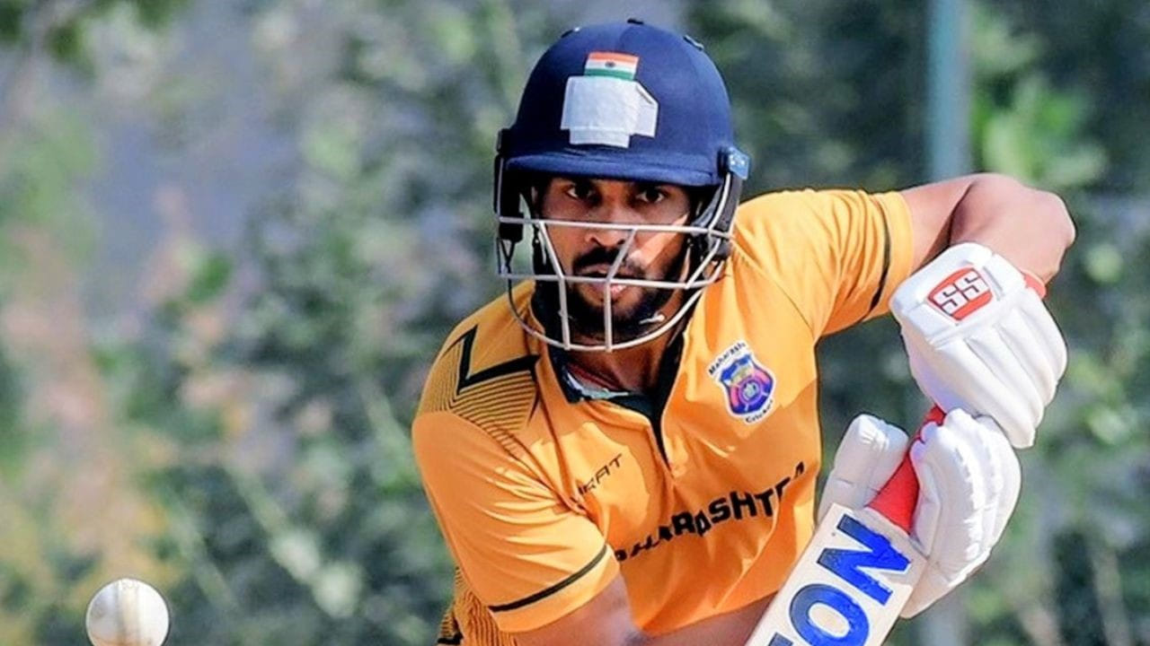 ಹಾಗೆಯೇ ಏಕದಿನ ಸ್ವರೂಪದಲ್ಲಿ ಅತೀ ಕಡಿಮೆ ಇನಿಂಗ್ಸ್ ಗಳ ಮೂಲಕ 5000 ರನ್ ಕಲೆಹಾಕಿದ ಬ್ಯಾಟರ್ ಎಂಬ ಹೆಗ್ಗಳಿಕೆಯನ್ನು ರುತುರಾಜ್ ಗಾಯಕ್ವಾಡ್ ತಮ್ಮ ಹೆಸರಿಗೆ ಸೇರ್ಪಡೆಗೊಳಿಸಿದ್ದಾರೆ. ಈ ಸಾಧನೆಗಳ ಹೊರತಾಗಿಯೂ ರುತುರಾಜ್ ನ್ಯೂಝಿಲೆಂಡ್ ವಿರುದ್ಧದ ಏಕದಿನ ಸರಣಿಗೆ ಆಯ್ಕೆಯಾಗಿಲ್ಲ ಎಂಬುದೇ ಅಚ್ಚರಿ.