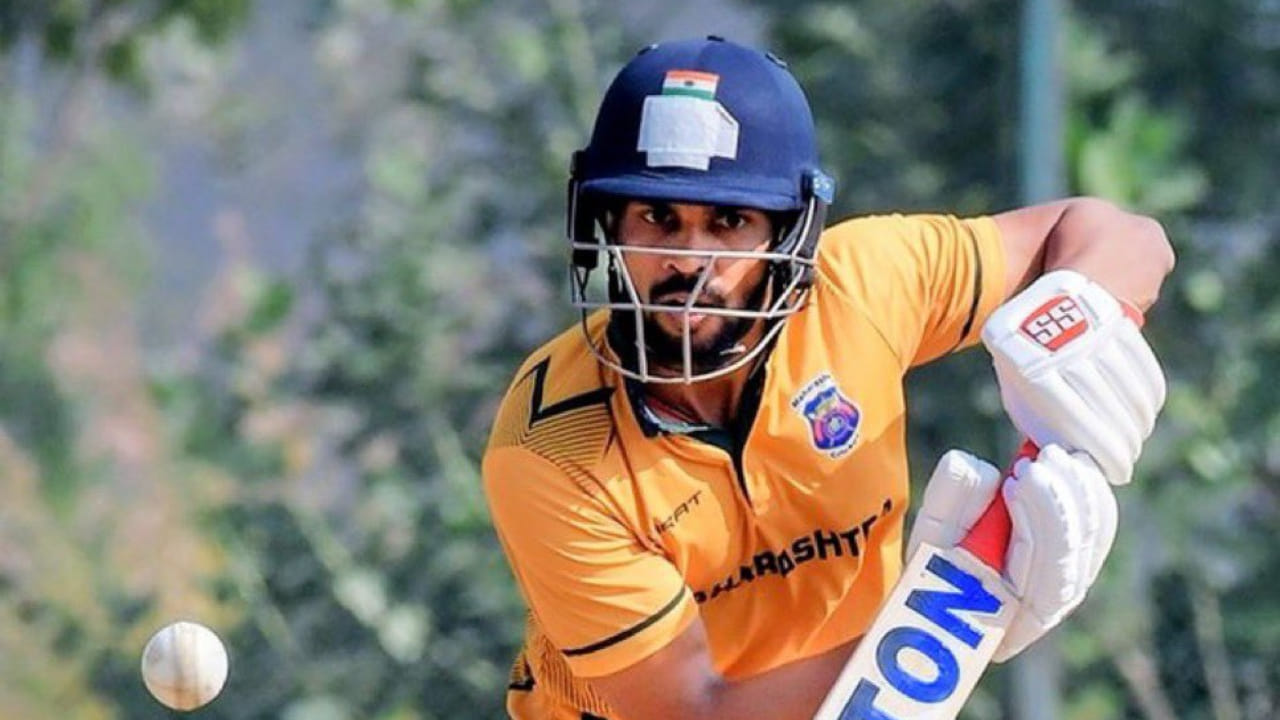 ಈ ಪಂದ್ಯದಲ್ಲಿ ತಂಡದ ಇನ್ನಿಂಗ್ಸ್ ನಿಭಾಯಿಸಿದ್ದು ಮಾತ್ರವಲ್ಲದೆ ಜವಾಬ್ದಾರಿಯುತ ಬ್ಯಾಟಿಂಗ್ ಮಾಡಿದ ರುತುರಾಜ್ ತಂಡವನ್ನು ಸಂಕಷ್ಟದಿಂದ ಹೊರತಂದರು. ಏಕೆಂದರೆ ಅರ್ಧದಷ್ಟು ತಂಡ ಕೇವಲ 52 ರನ್ಗಳಿಗೆ ಪೆವಿಲಿಯನ್ ಸೇರಿಕೊಂಡಿದ್ದ ಸಮಯದಲ್ಲಿ ಕಣಕ್ಕಿಳಿದ ರುತುರಾಜ್ ಶತಕ ಬಾರಿಸುವುದರೊಂದಿಗೆ ಮಹಾರಾಷ್ಟ್ರವನ್ನು ಗೌರವಾನ್ವಿತ ಸ್ಕೋರ್ಗೆ ಮುನ್ನಡೆಸಿದರು. ಇದರೊಂದಿಗೆ ಪಾಕ್ ಮಾಜಿ ನಾಯಕ ಬಾಬರ್ ಆಝಂ ಅವರ ವಿಶ್ವ ದಾಖಲೆಯನ್ನು ಮುರಿದರು.