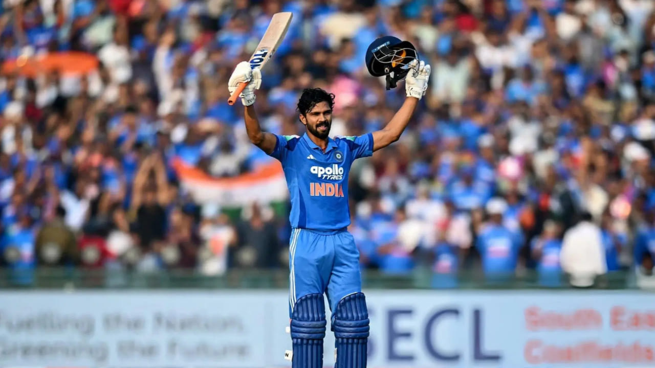 ಇದರಲ್ಲಿ ಅಚ್ಚರಿಯ ವಿಷಯವೆಂದರೆ ದಕ್ಷಿಣ ಆಫ್ರಿಕಾ ವಿರುದ್ಧದ ರಾಯ್‌ಪುರ ಏಕದಿನ ಪಂದ್ಯದಲ್ಲಿ 105 ರನ್​ಗಳ ಅಮೋಘ ಇನ್ನಿಂಗ್ಸ್ ಆಡಿದ್ದ ರುತುರಾಜ್ ಗಾಯಕ್ವಾಡ್ ಅವರನ್ನು ಈ ಸರಣಿಯಿಂದ ಕೈಬಿಡಲಾಗಿದೆ. ಶ್ರೇಯಸ್ ಅಯ್ಯರ್ ಆಗಮನದಿಂದಾಗಿ ರುತುರಾಜ್ ಅವರನ್ನು ಕೈಬಿಡಲಾಗಿದೆಯಾದರೂ, ಫಾರ್ಮ್​ನಲ್ಲಿರುವ ಆಟಗಾರನನ್ನು ಕೈಬಿಟ್ಟಿರುವುದು ಅಭಿಮಾನಿಗಳ ಆಕ್ರೋಶಕ್ಕೆ ಕಾರಣವಾಗಿದೆ. 