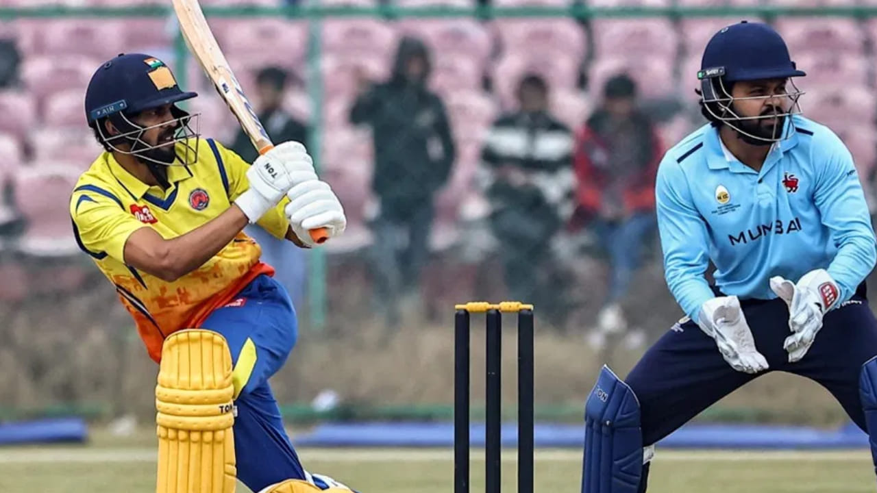 ಈ ಮೂಲಕ ಲಿಸ್ಟ್ ಎ ಕ್ರಿಕೆಟ್ನಲ್ಲಿ 5,000 ರನ್ಗಳನ್ನು ಅತಿ ವೇಗವಾಗಿ ಪೂರೈಸಿದ ವಿಶ್ವದ ಮೊದಲ ಬ್ಯಾಟ್ಸ್ಮನ್ ಎಂಬ ಹೆಗ್ಗಳಿಕೆಗೆ ರುತುರಾಜ್ ಪಾತ್ರರಾಗಿದ್ದಾರೆ. ಲಿಸ್ಟ್ ಎ ಕ್ರಿಕೆಟ್ನಲ್ಲಿ ಈ ವಿಶ್ವ ದಾಖಲೆಯನ್ನು ಈ ಹಿಂದೆ ಬಾಬರ್ ಆಝಂ ಹೊಂದಿದ್ದರು. ಪಾಕಿಸ್ತಾನದ ಬಾಬರ್ 97 ಇನ್ನಿಂಗ್ಸ್ಗಳಲ್ಲಿ ಲಿಸ್ಟ್ ಎ ಕ್ರಿಕೆಟ್ನಲ್ಲಿ 5,000 ರನ್ಗಳನ್ನು ಪೂರೈಸಿದ್ದರು. ಇದೀಗ ರುತುರಾಜ್ 95 ನೇ ಲಿಸ್ಟ್ ಎ ಇನ್ನಿಂಗ್ಸ್ನಲ್ಲಿ 5,000 ರನ್ಗಳ ಗಡಿ ದಾಟಿದ್ದಾರೆ.