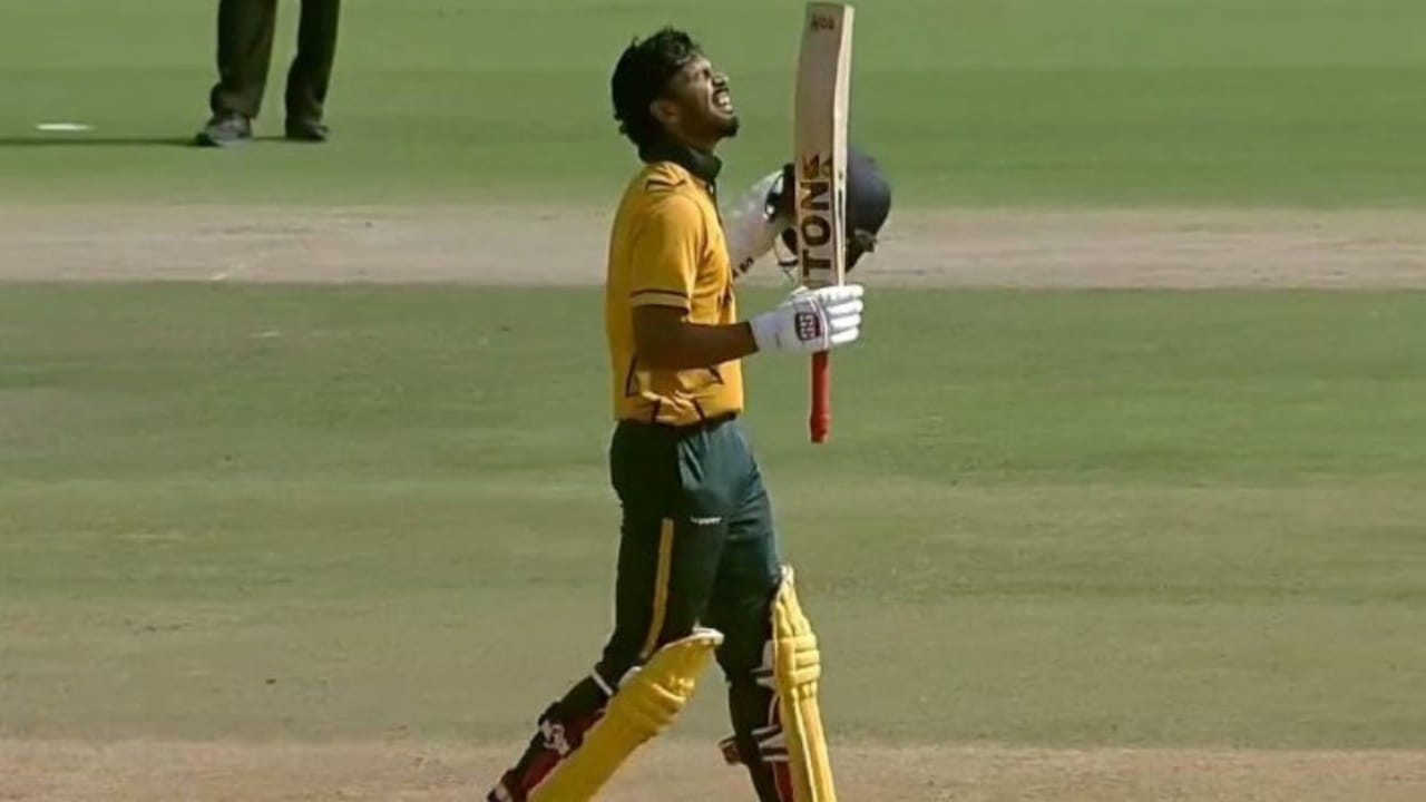 ವಿಜಯ್ ಹಜಾರೆ ಟ್ರೋಫಿಯಲ್ಲಿ ಗೋವಾ ವಿರುದ್ಧ ಮೊದಲು ಬ್ಯಾಟಿಂಗ್ ಮಾಡಿದ ಮಹಾರಾಷ್ಟ್ರ ಕೇವಲ 52 ರನ್ಗಳಿಗೆ ಆರು ವಿಕೆಟ್ಗಳನ್ನು ಕಳೆದುಕೊಂಡಿತು. ಅಂತಹ ಪರಿಸ್ಥಿತಿಯಲ್ಲಿ, ತಂಡದ ನಾಯಕ ರುತುರಾಜ್ ಗಾಯಕ್ವಾಡ್ ಏಕಾಂಗಿ ಹೋರಾಟ ನಡೆಸಿ ಮಹಾರಾಷ್ಟ್ರ 50 ಓವರ್ಗಳಲ್ಲಿ 7 ವಿಕೆಟ್ಗಳ ನಷ್ಟಕ್ಕೆ 249 ರನ್ಗಳಿಗೆ ಕೊಂಡೊಯ್ದರು.